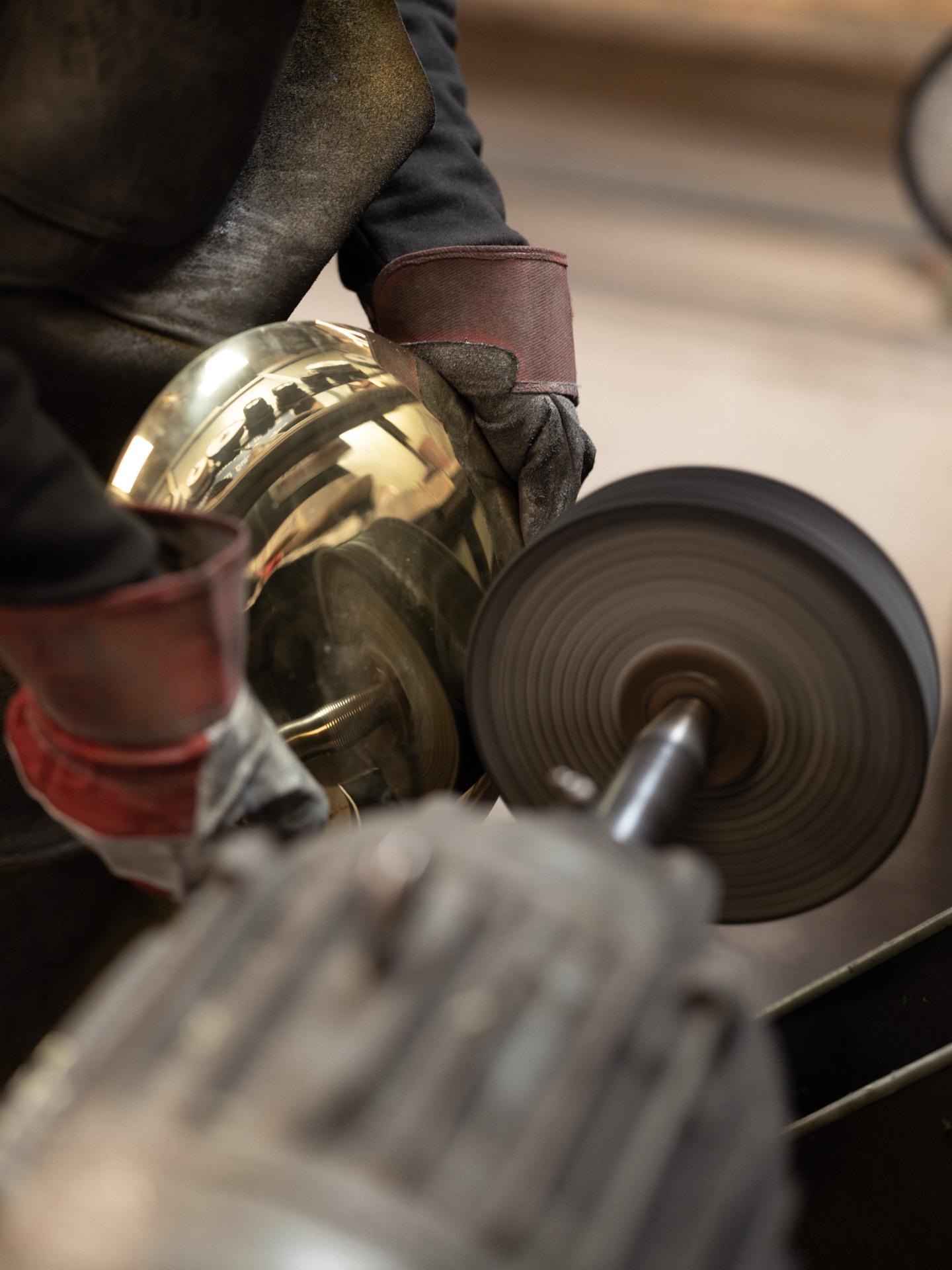 Ottone Ciondolo in ottone patinato e ossidio fatto a mano 'Carnivale Harlequin in vendita