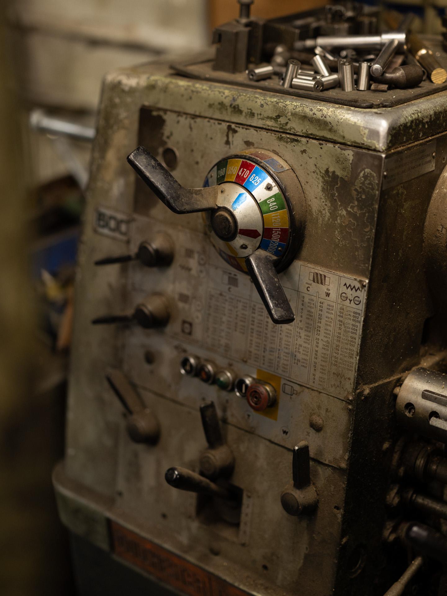 Laiton Pendentif Carnivale Jacque Blanc en laiton patiné blanc fait à la main en vente