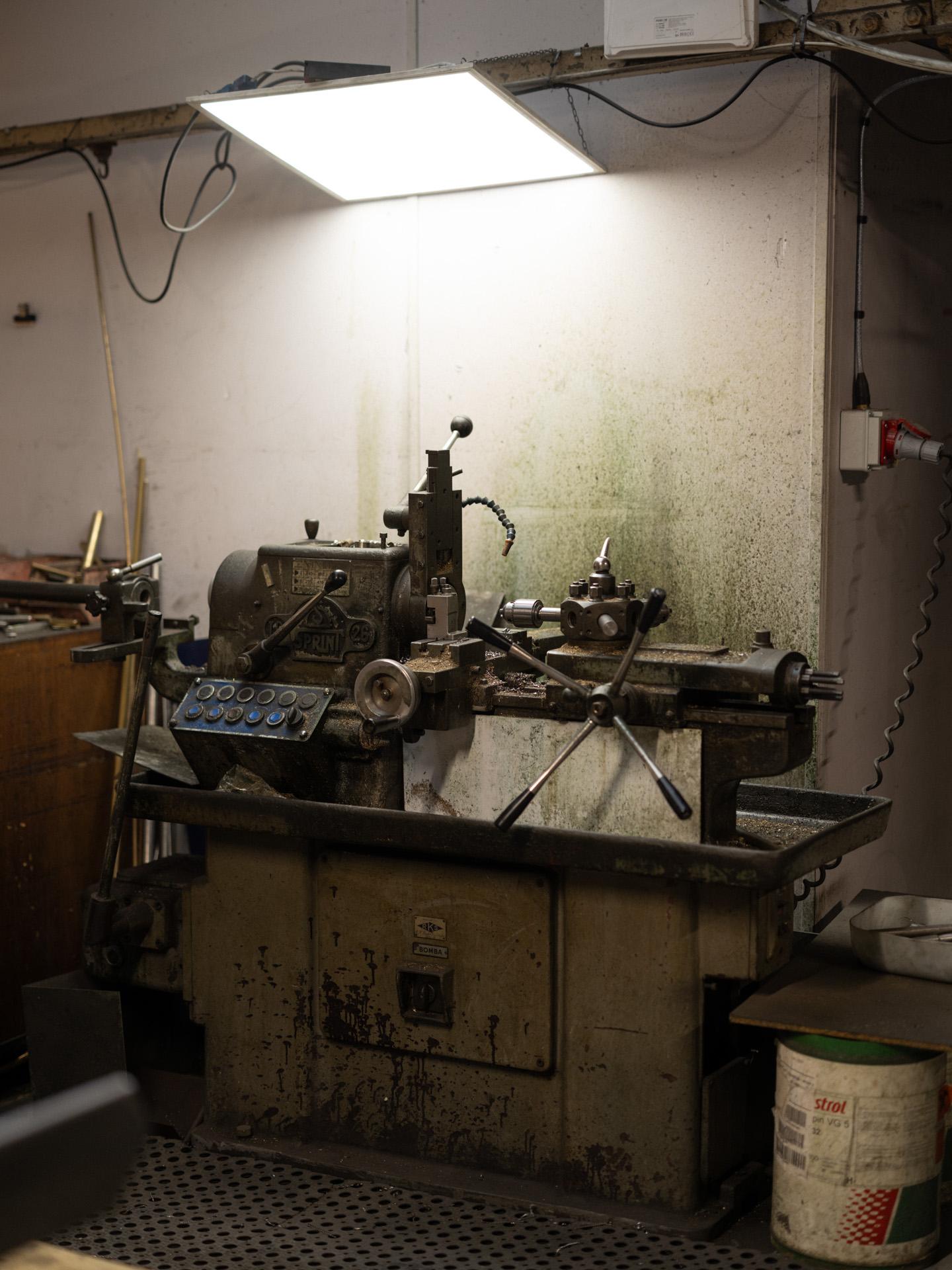 Pendentif Carnivale Jacque Blanc en laiton patiné blanc fait à la main en vente 1