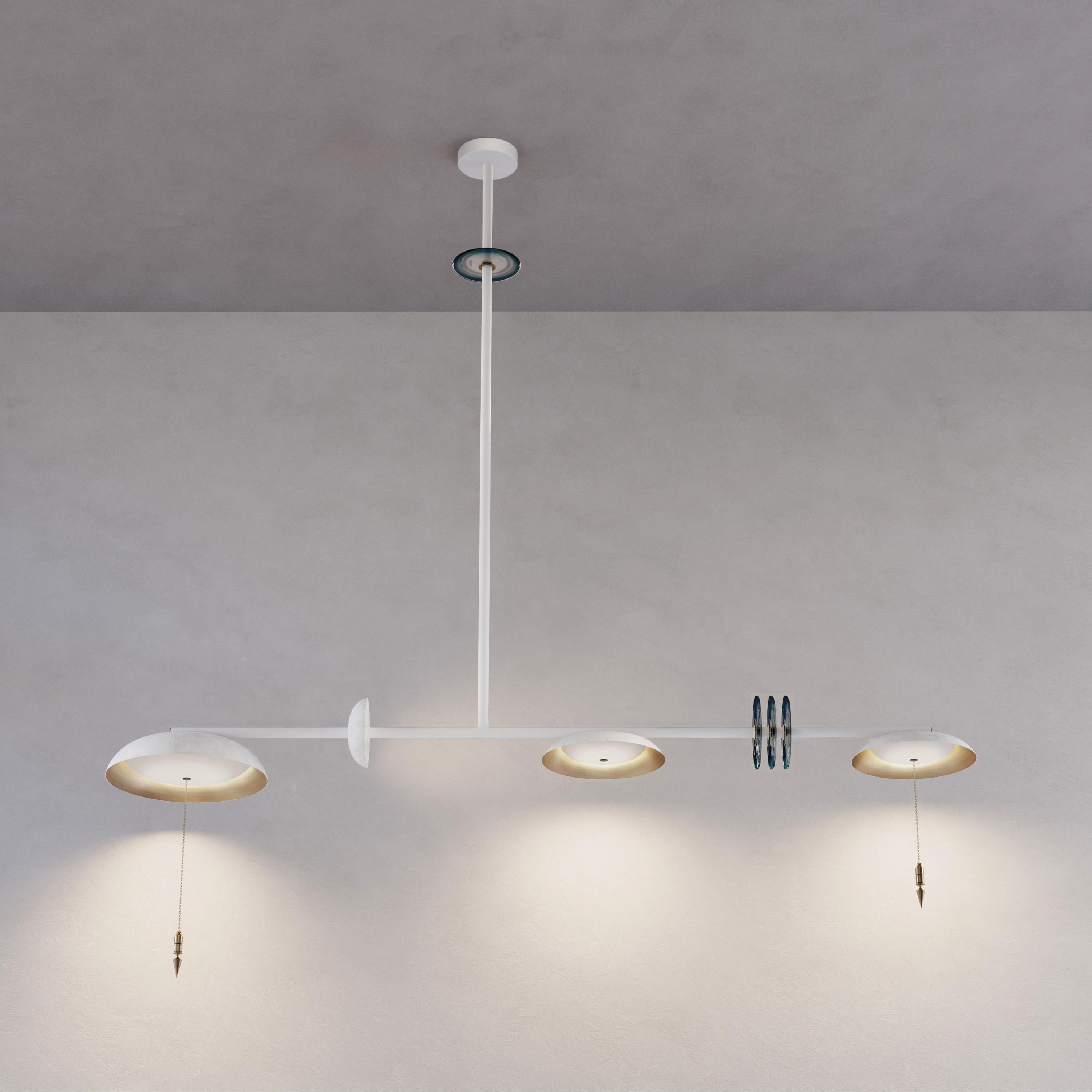 Organico moderno Lampadario lineare in ottone patinato bianco 'Carnivale Jongleur Blanc' fatto a mano in vendita
