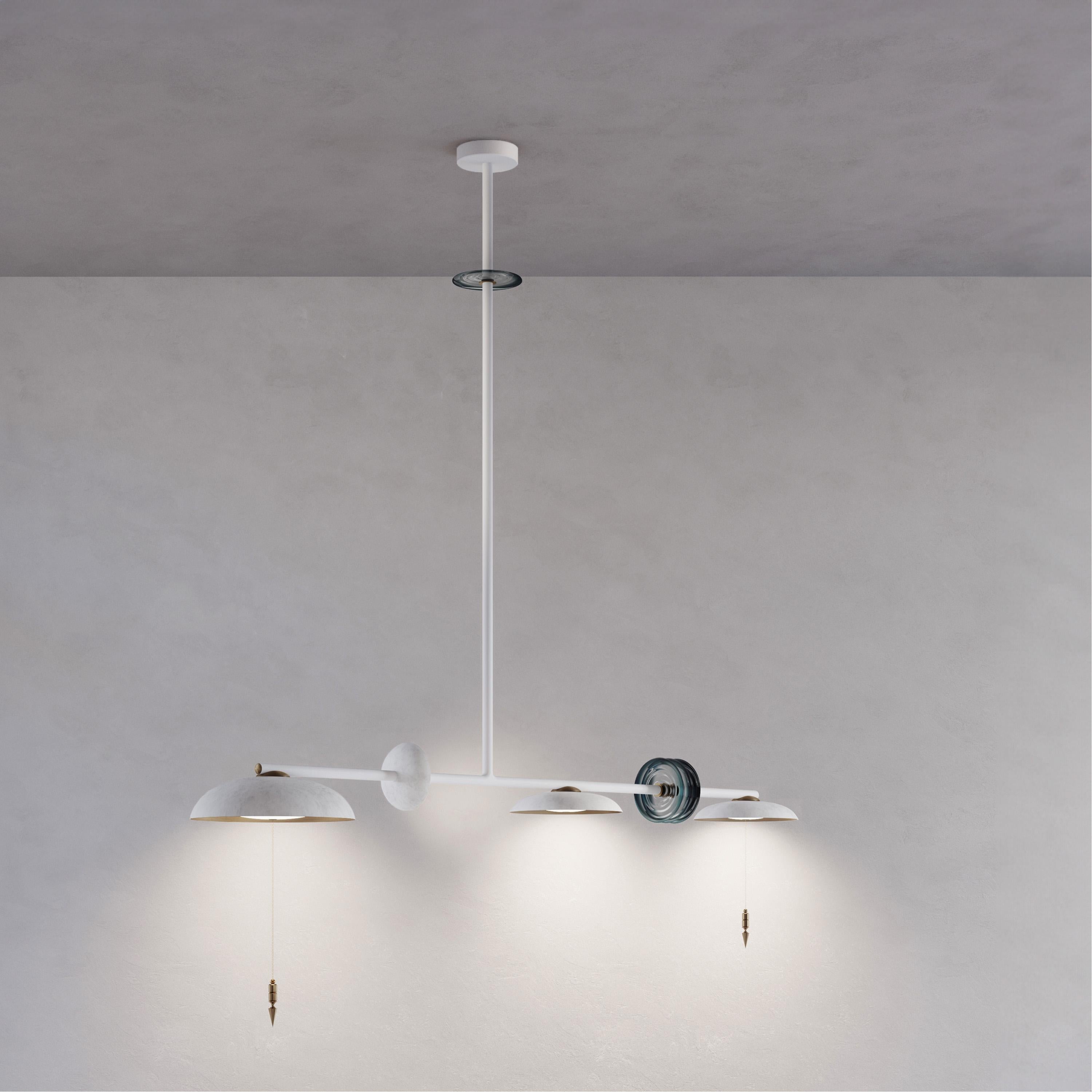 Britannico Lampadario lineare in ottone patinato bianco 'Carnivale Jongleur Blanc' fatto a mano in vendita