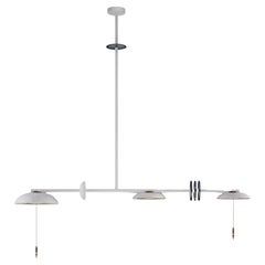 Handgefertigter, linearer Kronleuchter „Carnivale Jongleur Blanc“ aus patiniertem Messing, Blanc