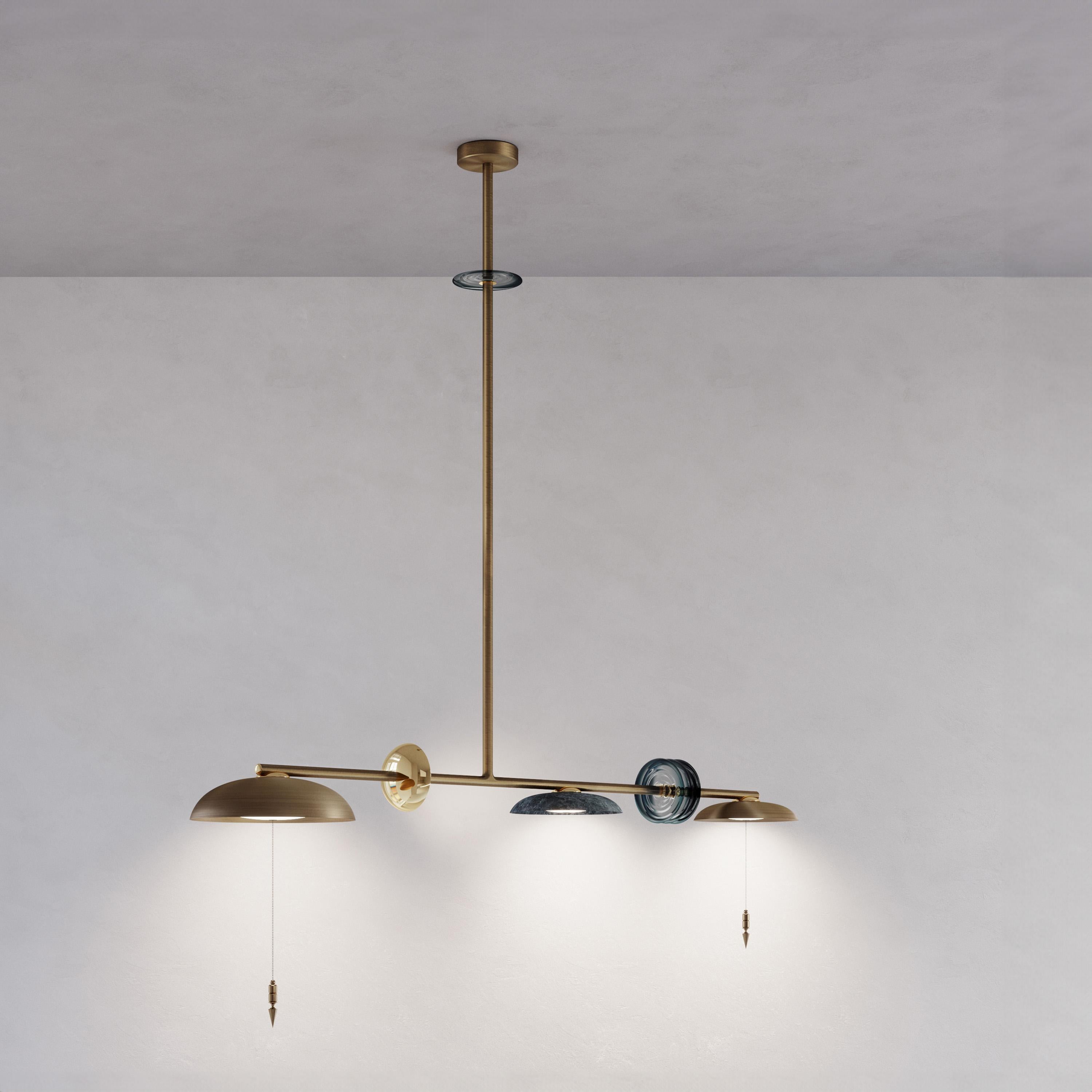 Organico moderno Lampadario lineare in ottone patinato Callisto 'Carnivale Jongleur' fatto a mano in vendita