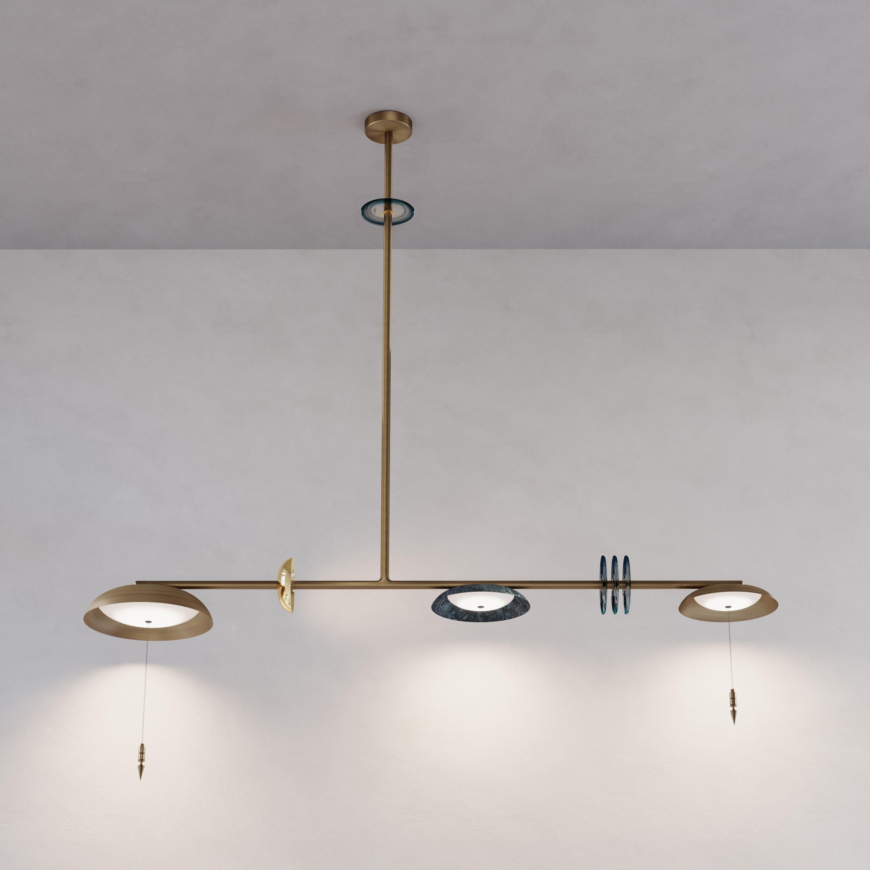 Britannico Lampadario lineare in ottone patinato Callisto 'Carnivale Jongleur' fatto a mano in vendita
