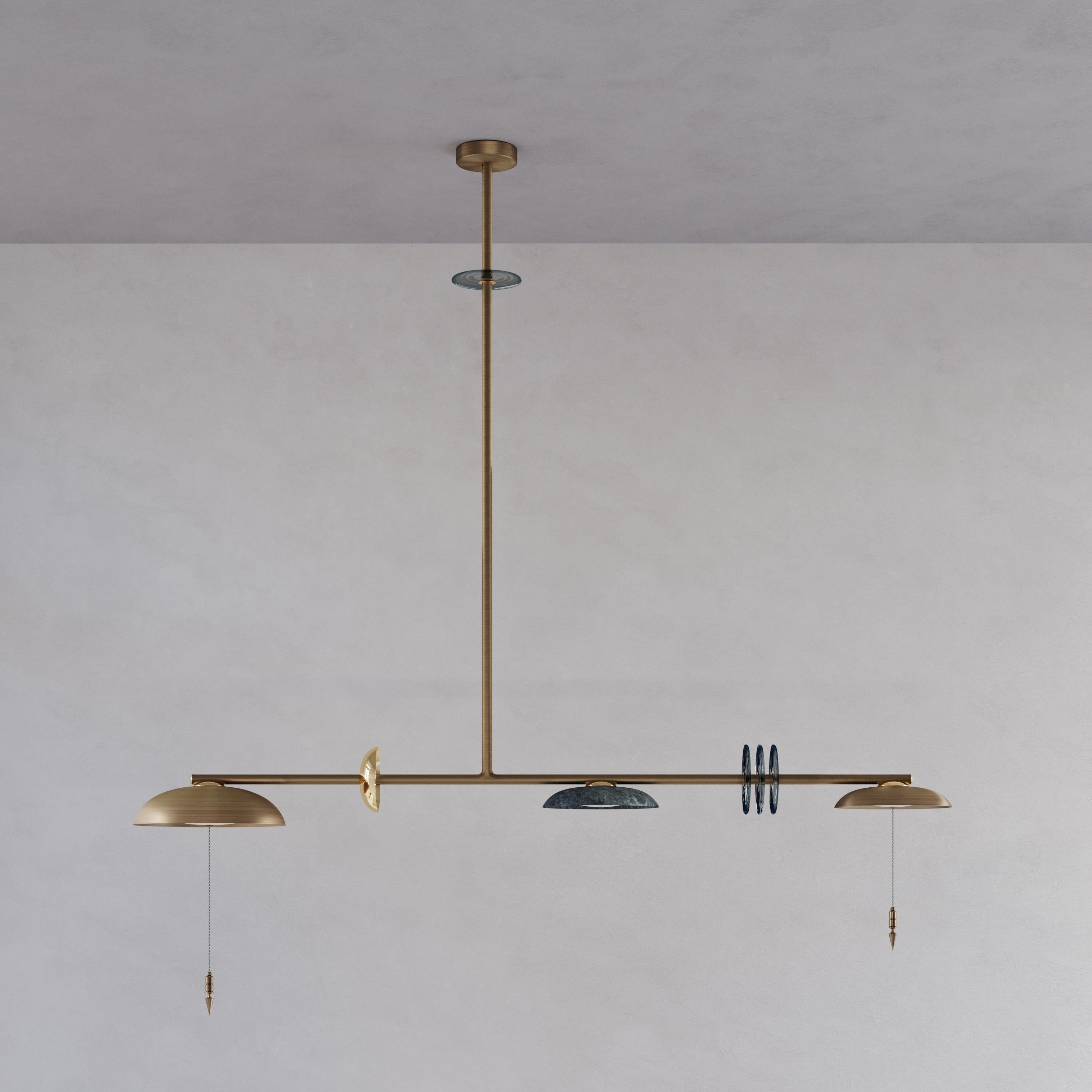 Spazzolato Lampadario lineare in ottone patinato Callisto 'Carnivale Jongleur' fatto a mano in vendita