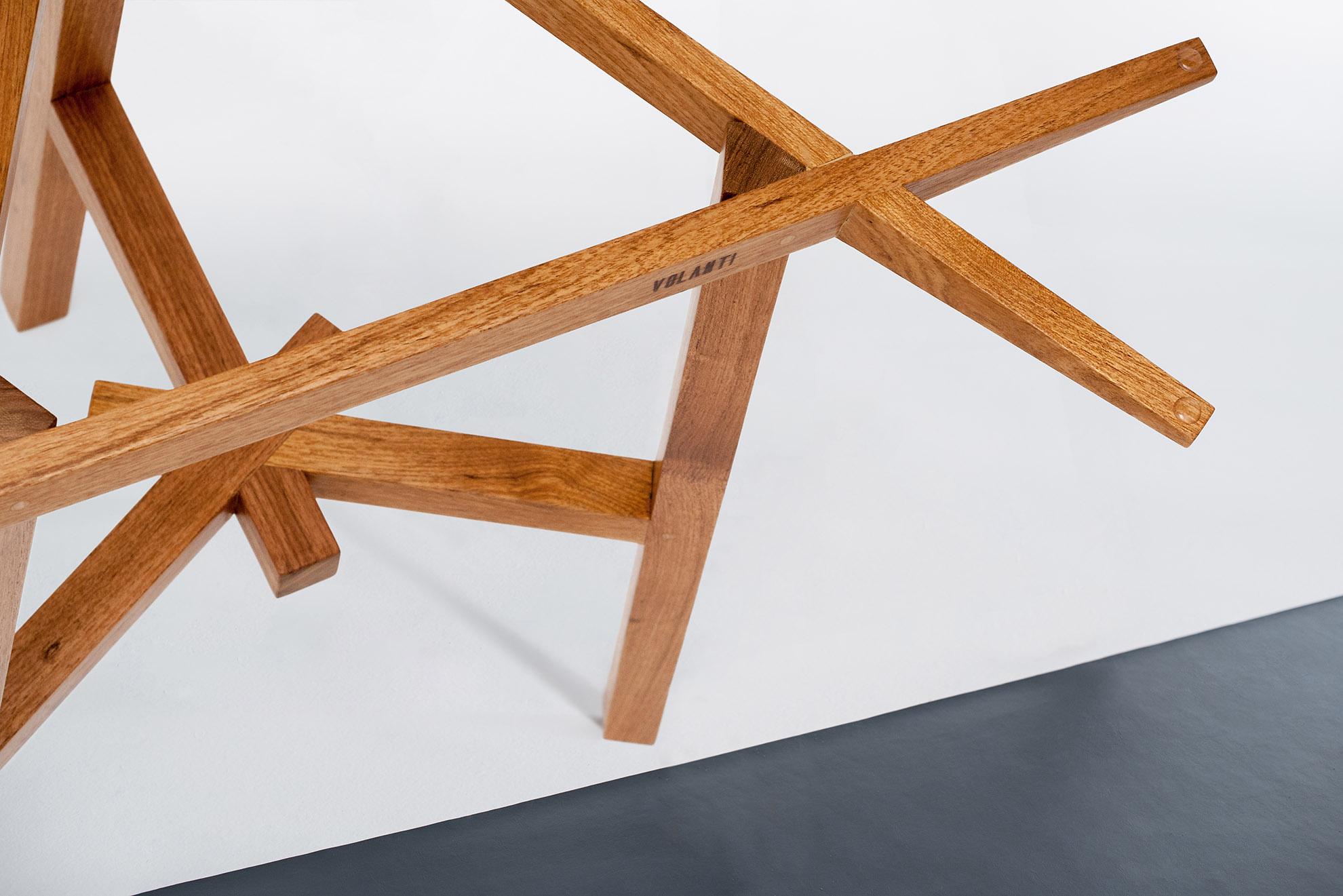 Following the direction of the Studio's work, the Carô table was developed only working with solid wood and its possibilities of fitting and locking, without the use of screws or nails.
A base with 3 feet, to never be unstable, the table uses a