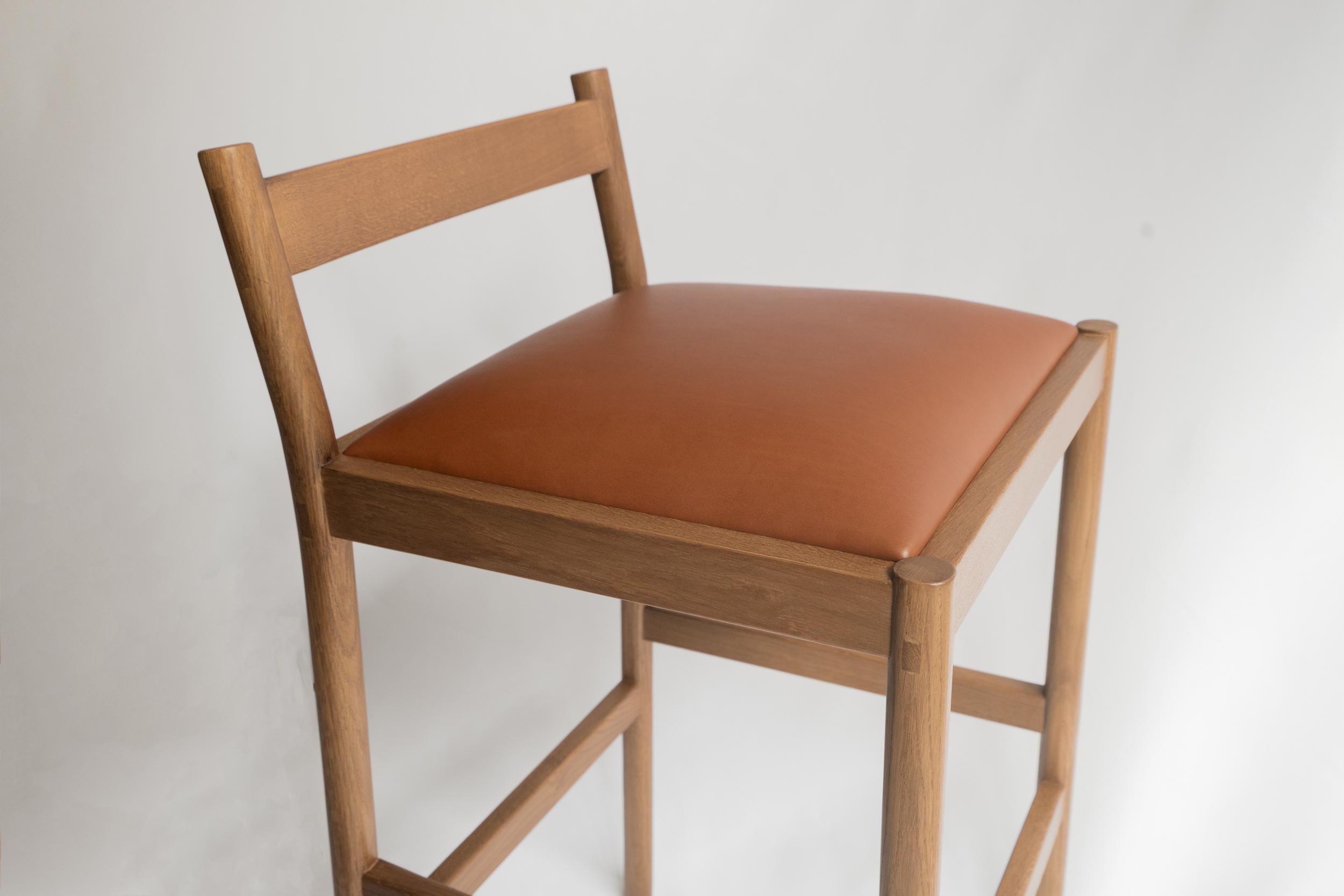 Tabouret de bar minimaliste Carob par Sun at Six, Sienne, en bois de chêne et cuir en vente 3