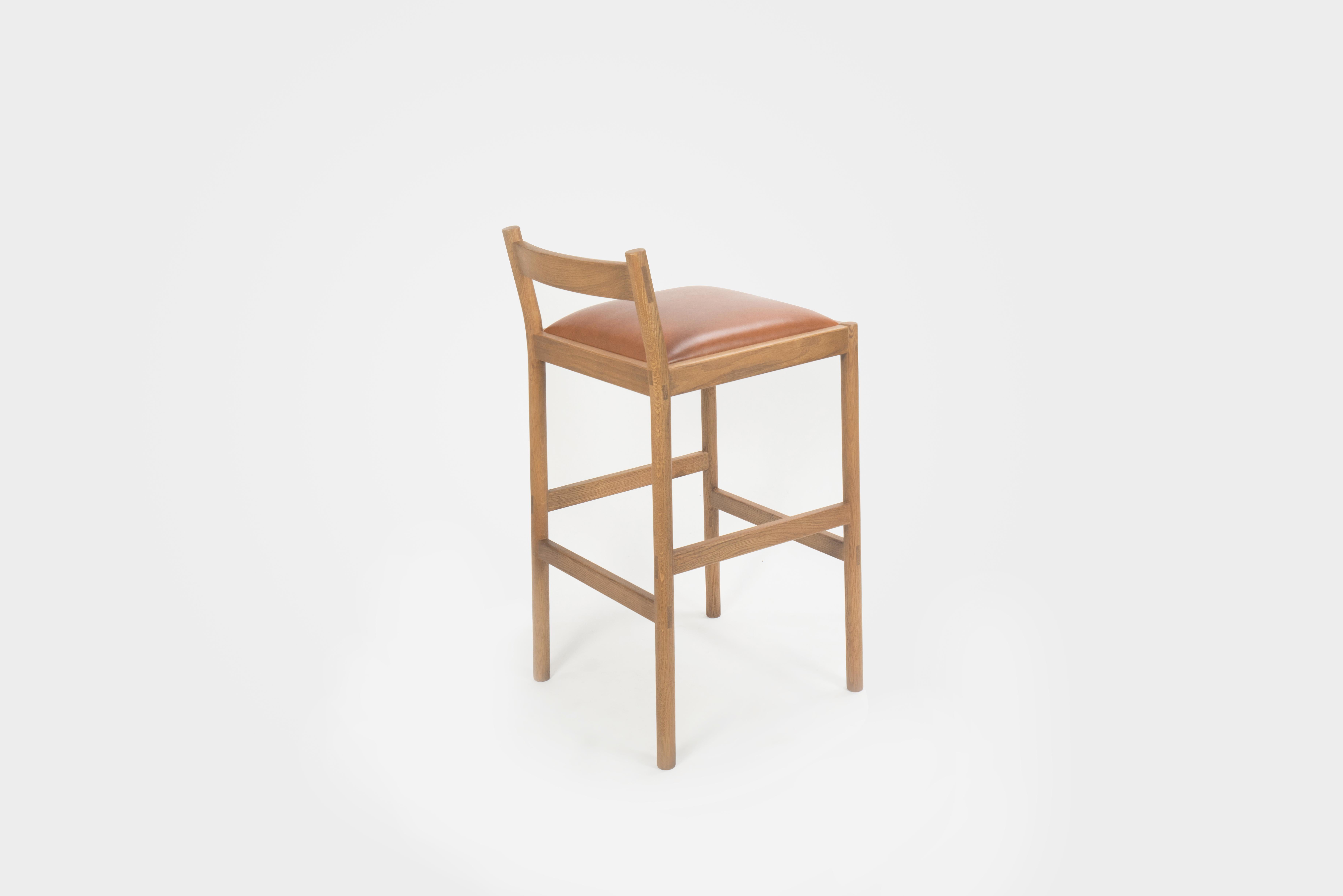 Minimaliste Tabouret de bar minimaliste Carob par Sun at Six, Sienne, en bois de chêne et cuir en vente