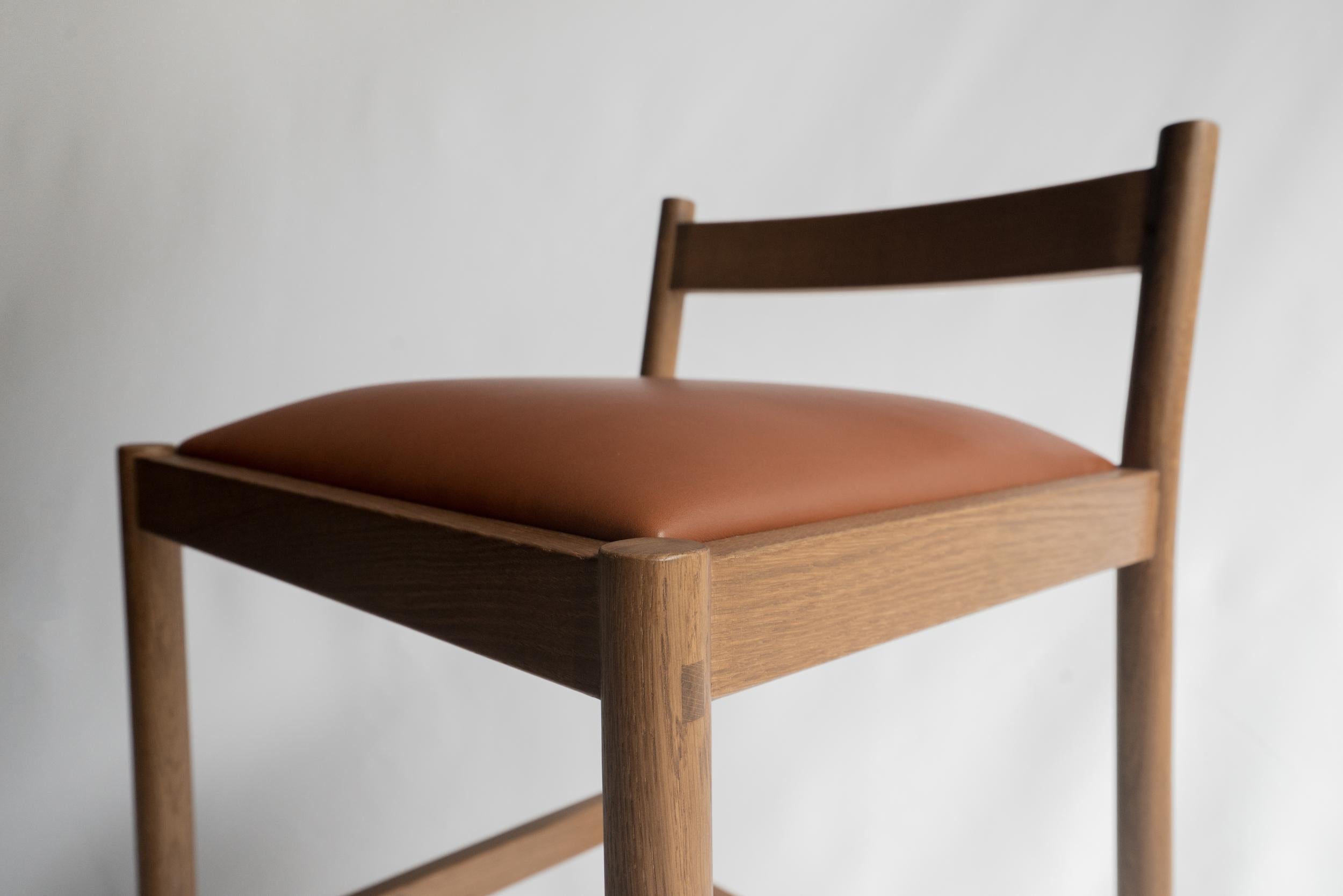 Tabouret de bar minimaliste Carob par Sun at Six, Sienne, en bois de chêne et cuir Neuf - En vente à San Jose, CA