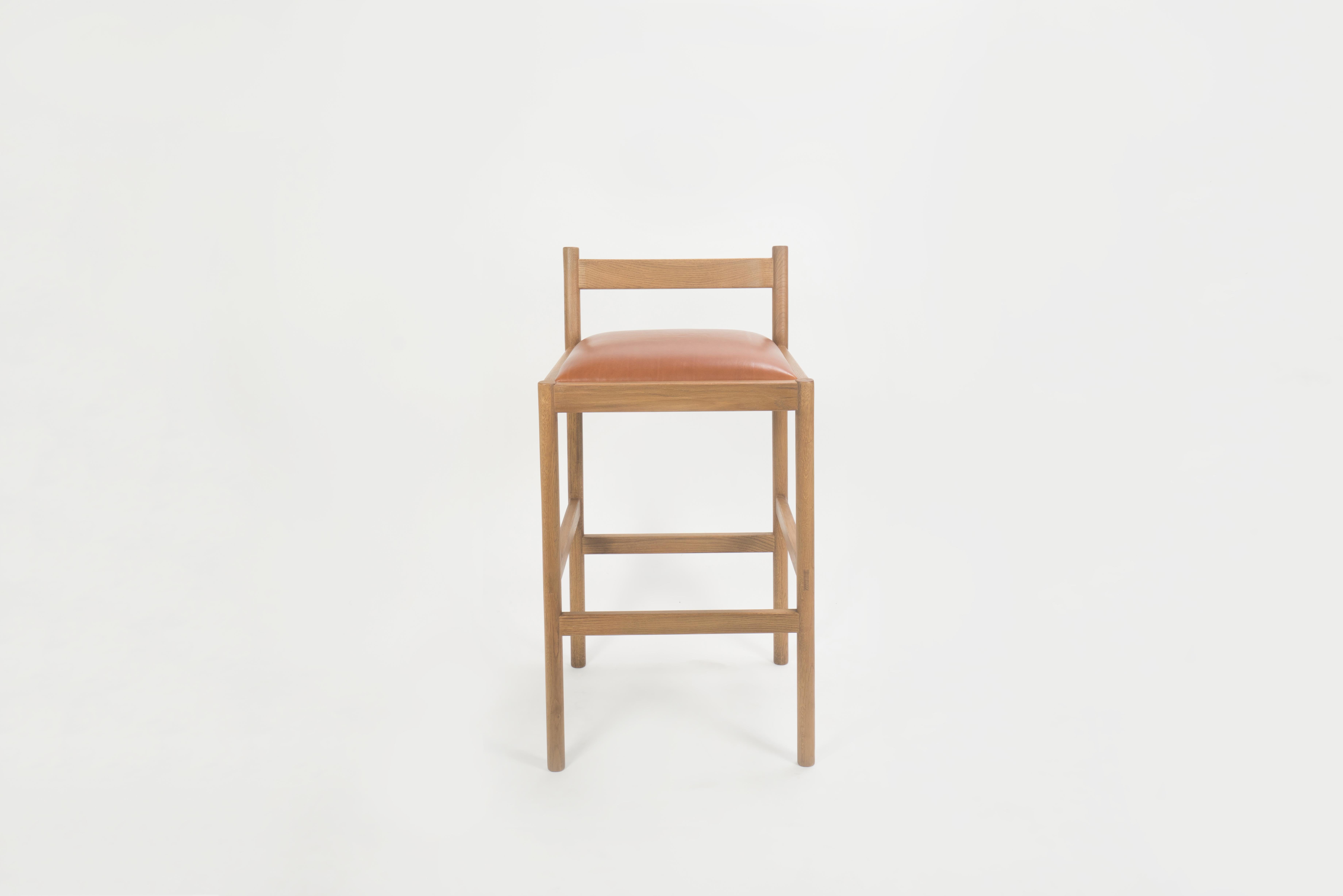 Sun at six ist ein Studio für zeitgenössisches Möbeldesign, das mit traditionellen chinesischen Tischlermeistern zusammenarbeitet, um unsere Stücke in Handarbeit zu fertigen. Dieser minimalistische Thekenhocker verbindet klare Linien mit