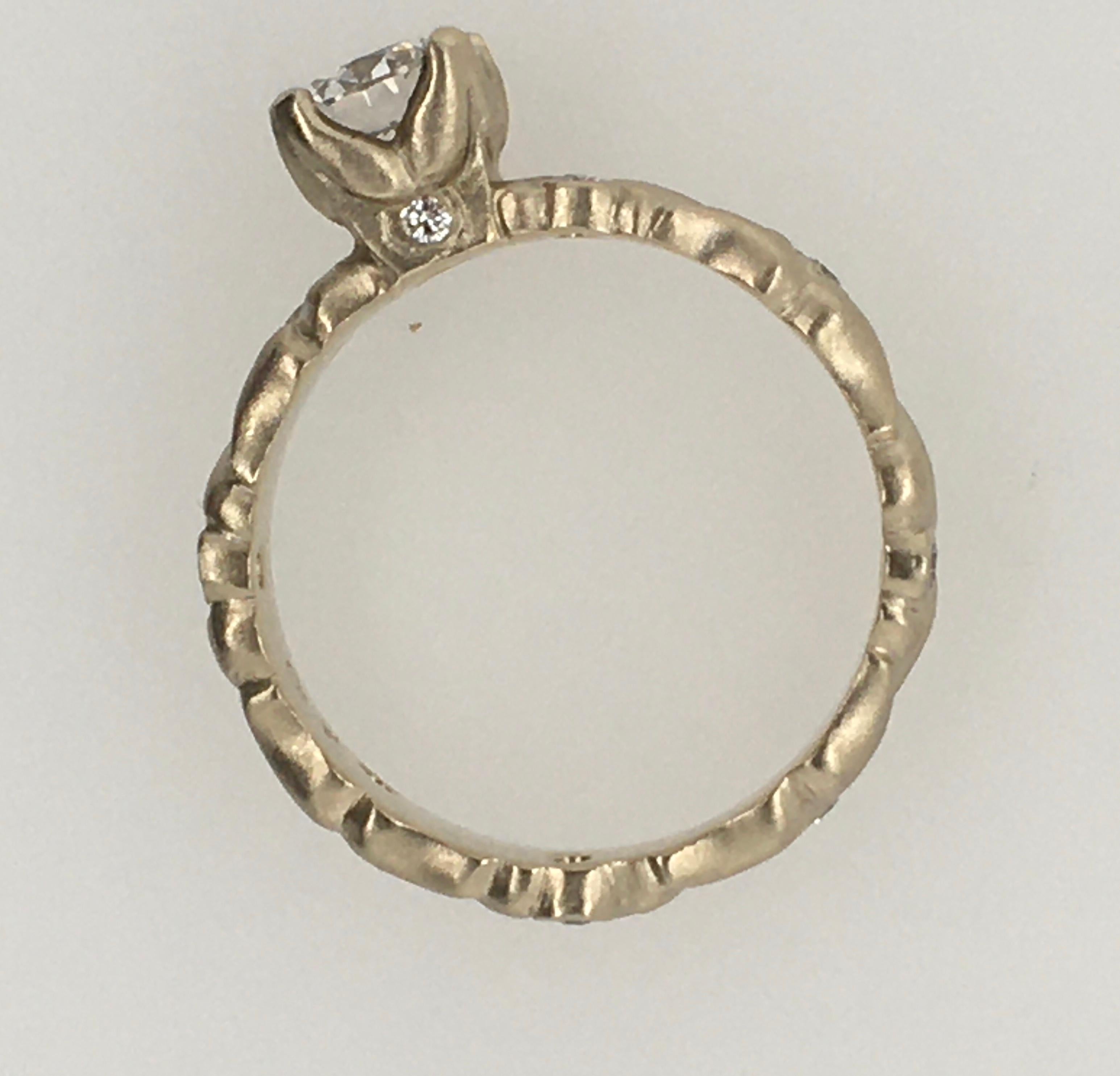 CAROL ACKERMAN  Verlobungsring aus Gold mit quadratischem Zirkon und 8 Diamanten im Zustand „Hervorragend“ im Angebot in Kennebunkport, ME