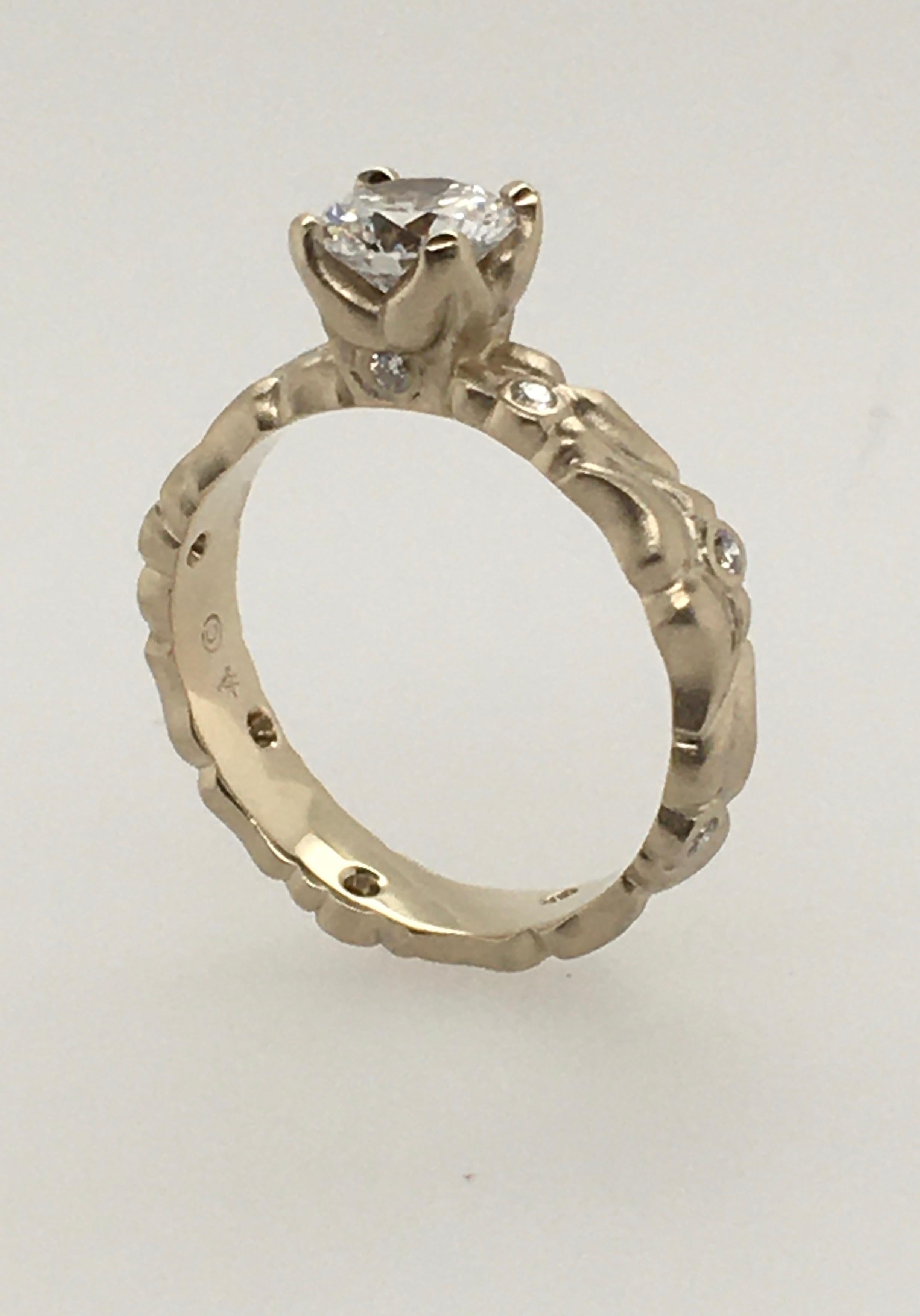 CAROL ACKERMAN  Verlobungsring aus Gold mit quadratischem Zirkon und 8 Diamanten im Angebot 1