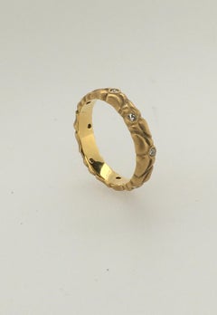 CAROL ACKERMAN Eight .12 Ct Diamonds Surrounding Gold Carved Leaf Wedding Ring