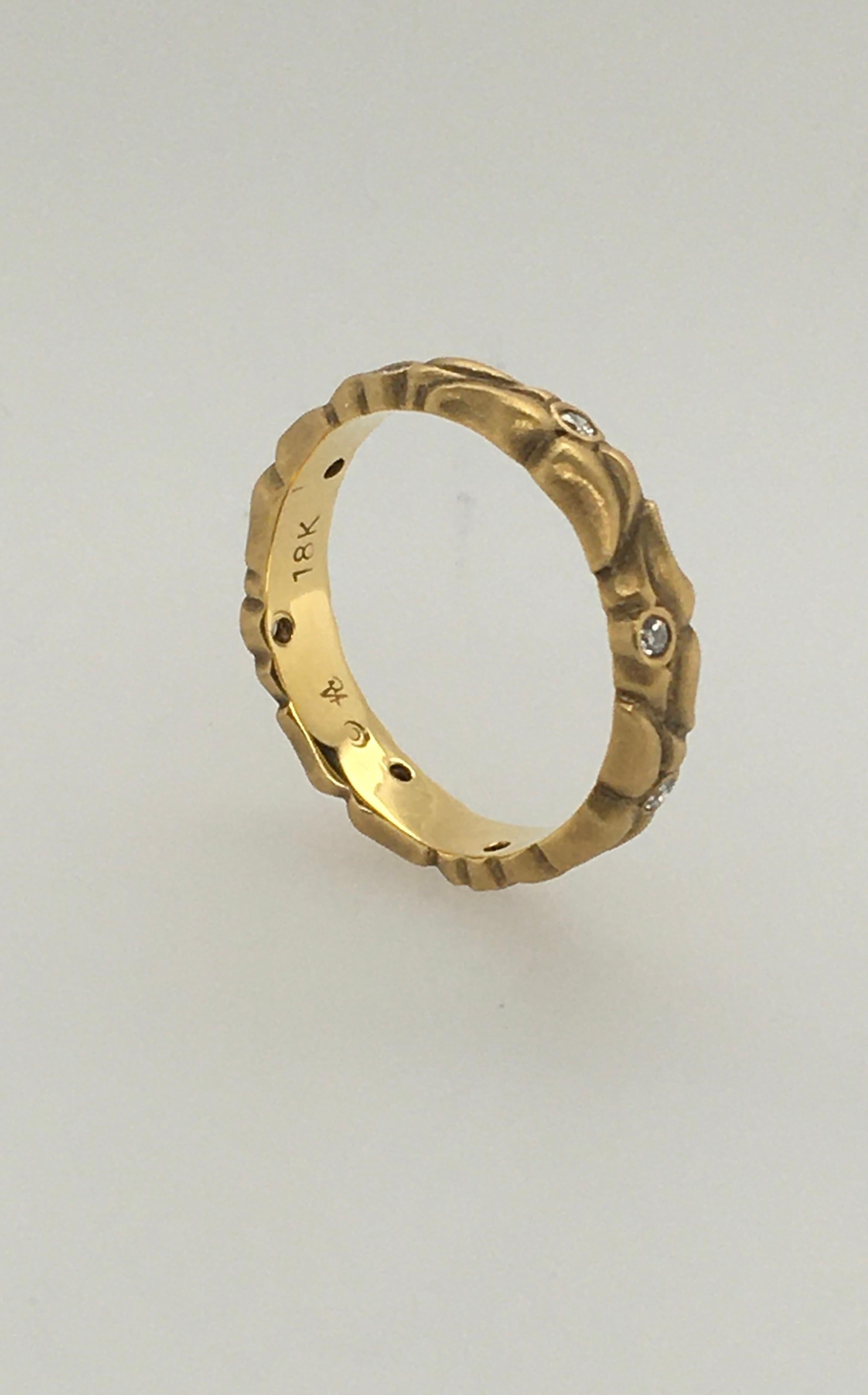 CAROL ACKERMAN Ehering mit acht .12 Karat Diamanten, umgeben von geschnitztem Blattgold (Moderne) im Angebot