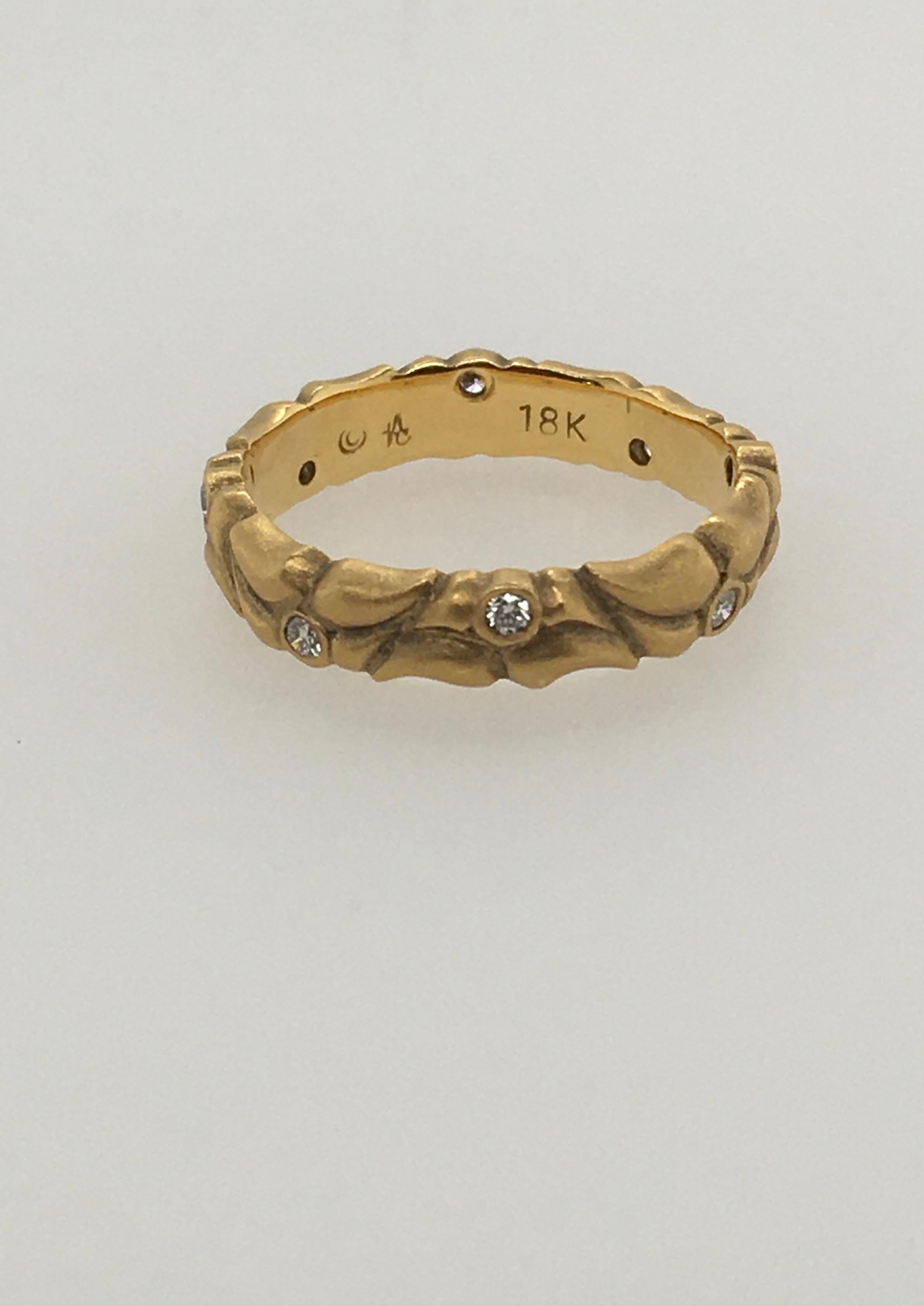 CAROL ACKERMAN Ehering mit acht .12 Karat Diamanten, umgeben von geschnitztem Blattgold (Rundschliff) im Angebot