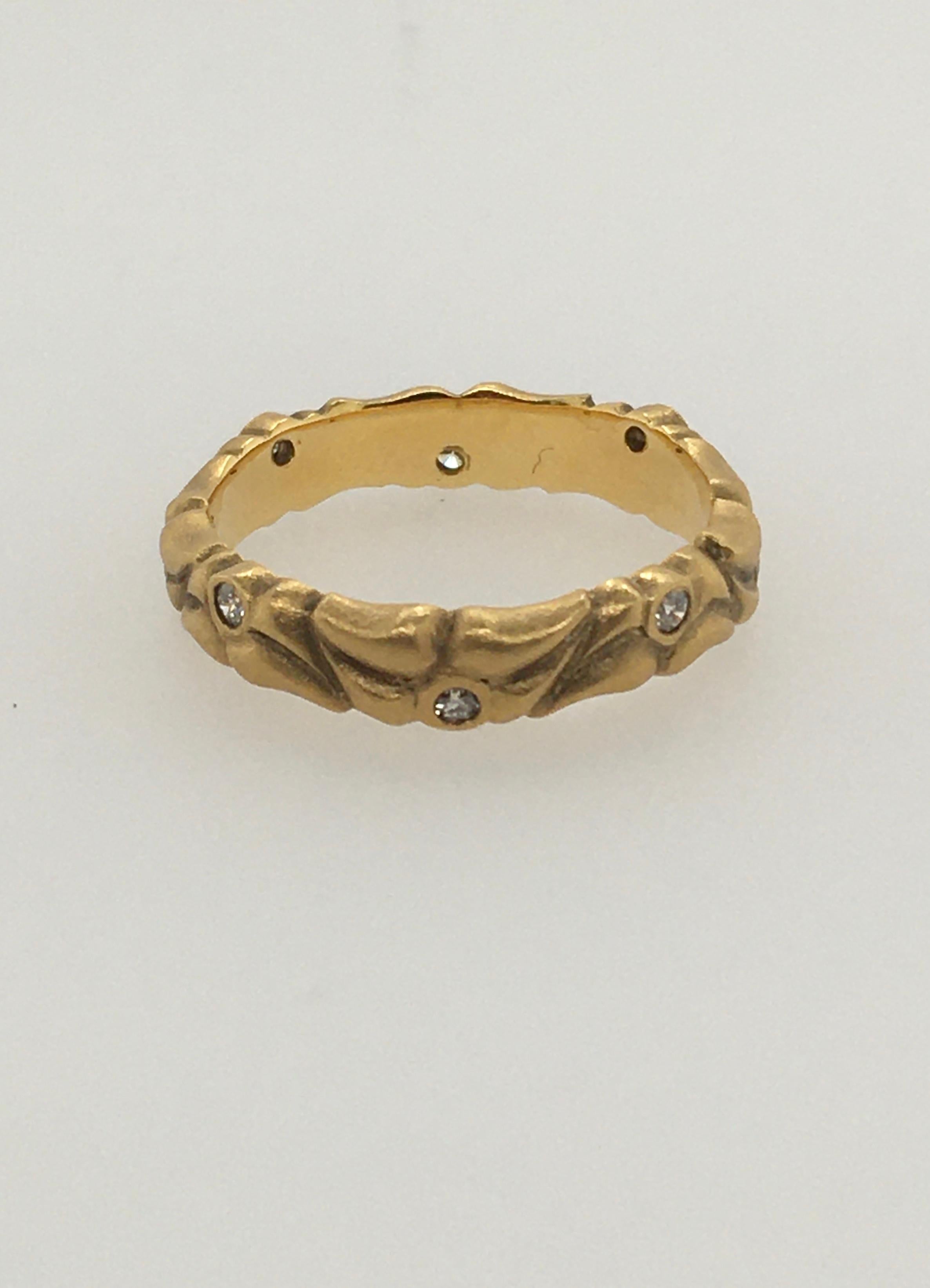 CAROL ACKERMAN Ehering mit acht .12 Karat Diamanten, umgeben von geschnitztem Blattgold im Zustand „Hervorragend“ im Angebot in Kennebunkport, ME