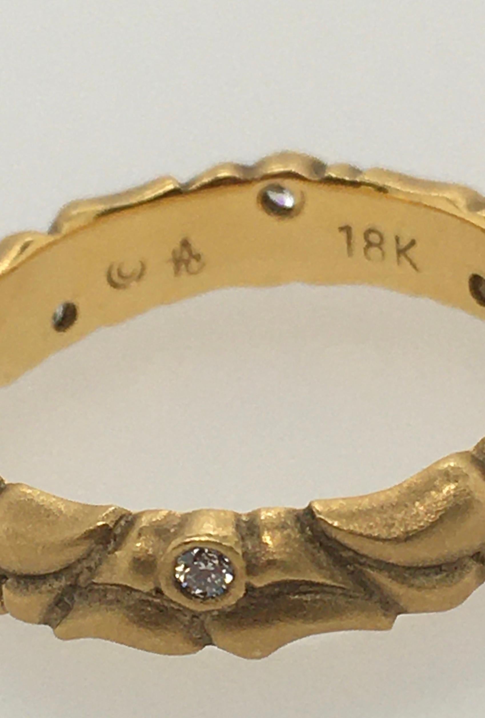 CAROL ACKERMAN Ehering mit acht .12 Karat Diamanten, umgeben von geschnitztem Blattgold im Angebot 1