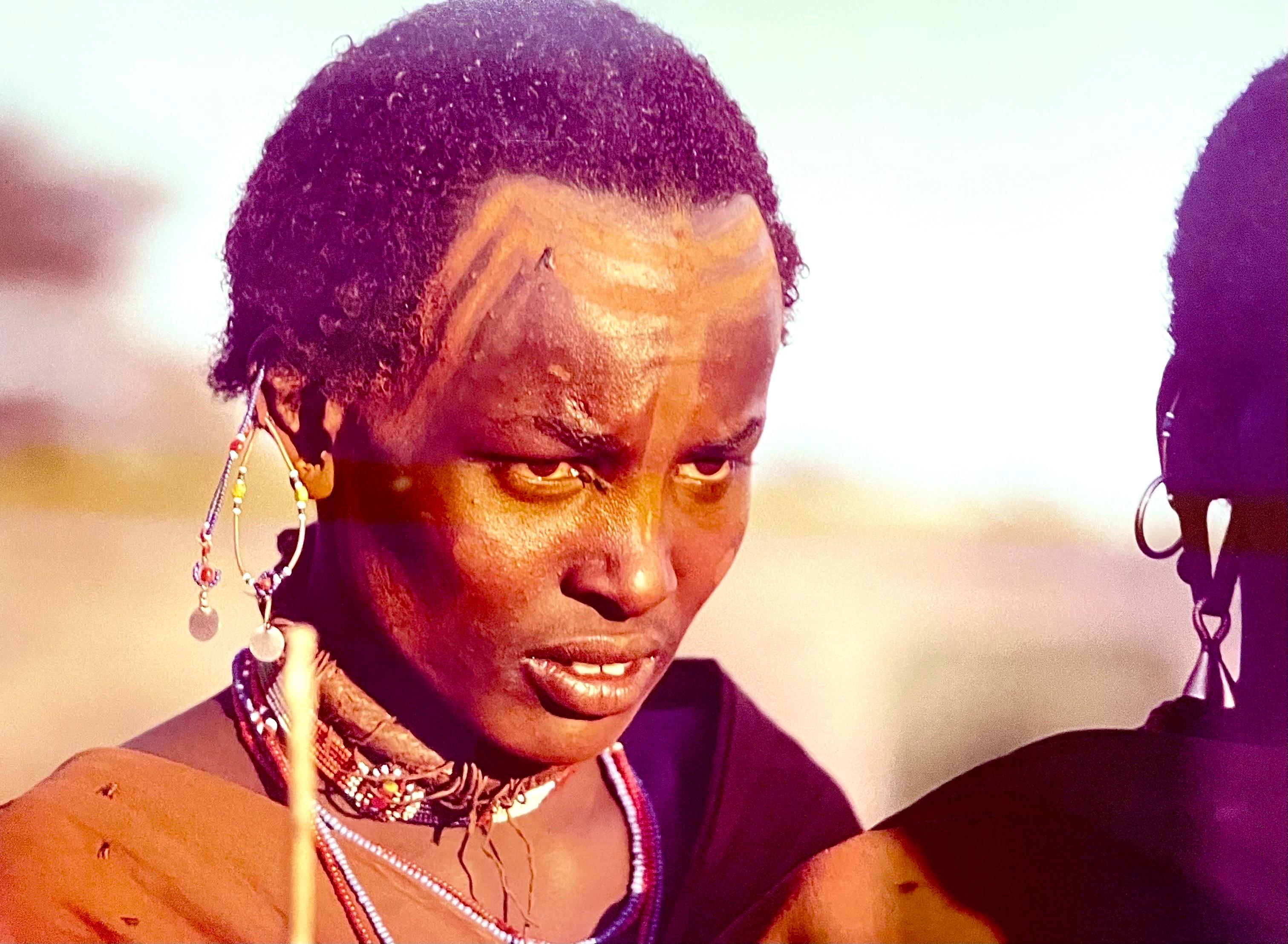 Rara fotografia d'epoca con stampa a colori A.I.C. Guerriero africano Maasai Foto cromogenica - Photograph di Carol Beckwith