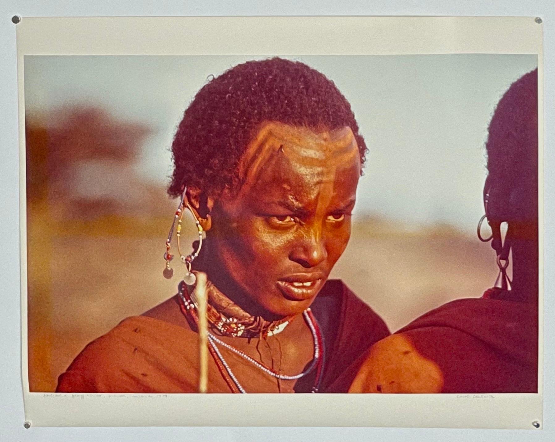 Seltene Vintage-Farb-C-Druck-Fotografie, afrikanischer Maasai-Krieger, Chromogenes Foto  (Rot), Portrait Photograph, von Carol Beckwith