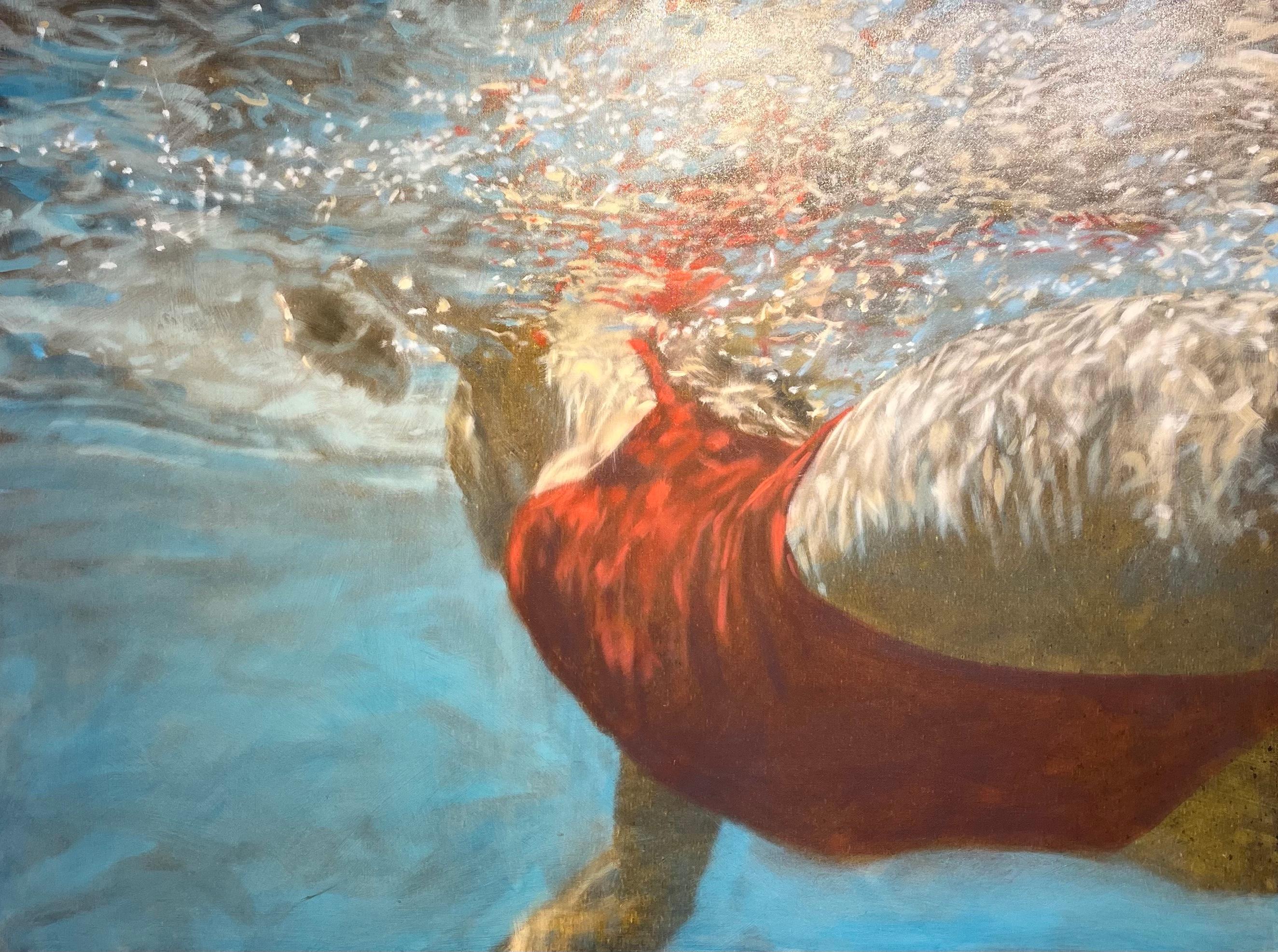 „Cerulean“-Frau in rotem Badeanzug schwimmt auf der Oberfläche des leuchtend blauen Wassers