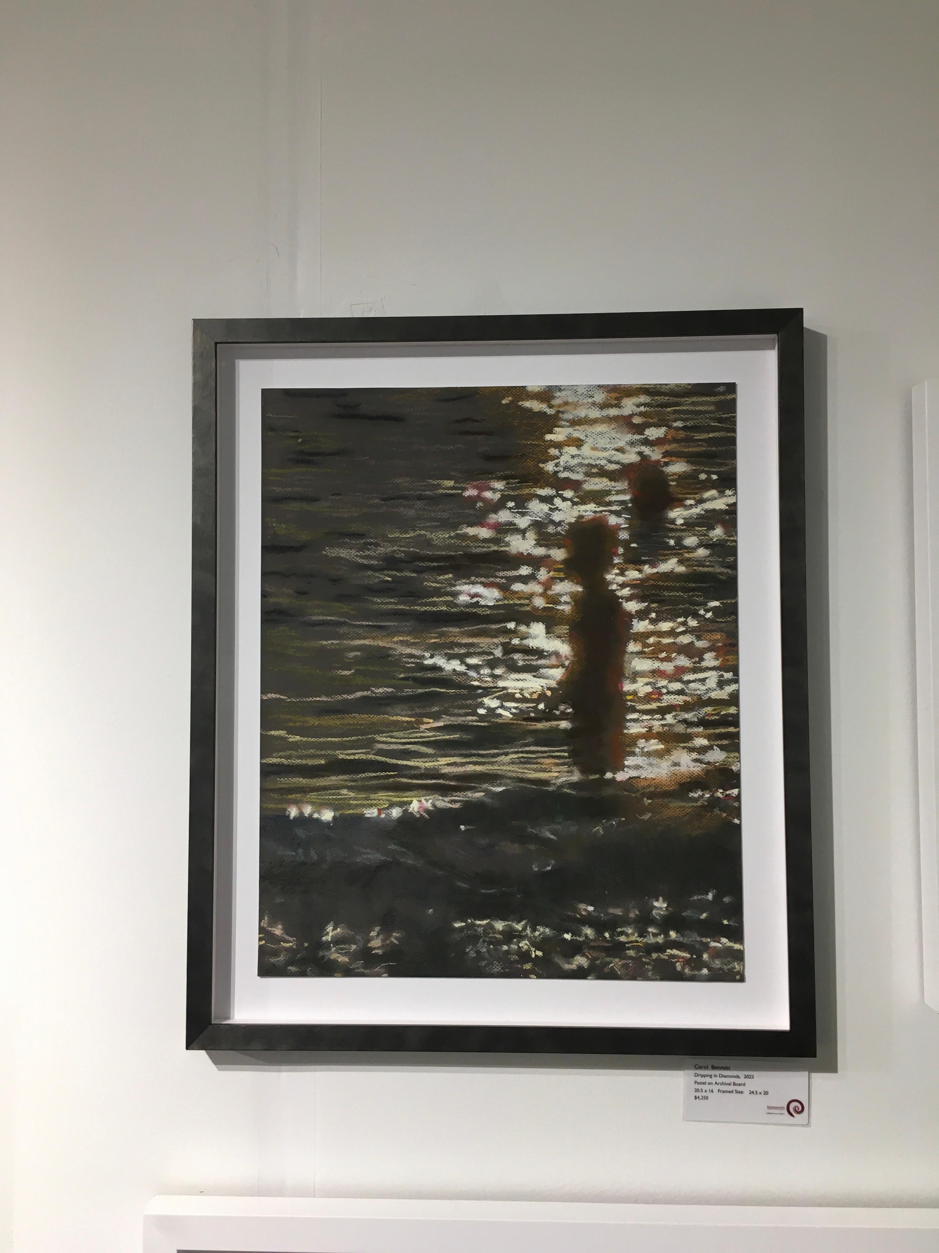 Goteando diamantes, Nadador, Agua, Obra sobre tabla, Pastel, Resplandor, Luz - Painting de Carol Bennett