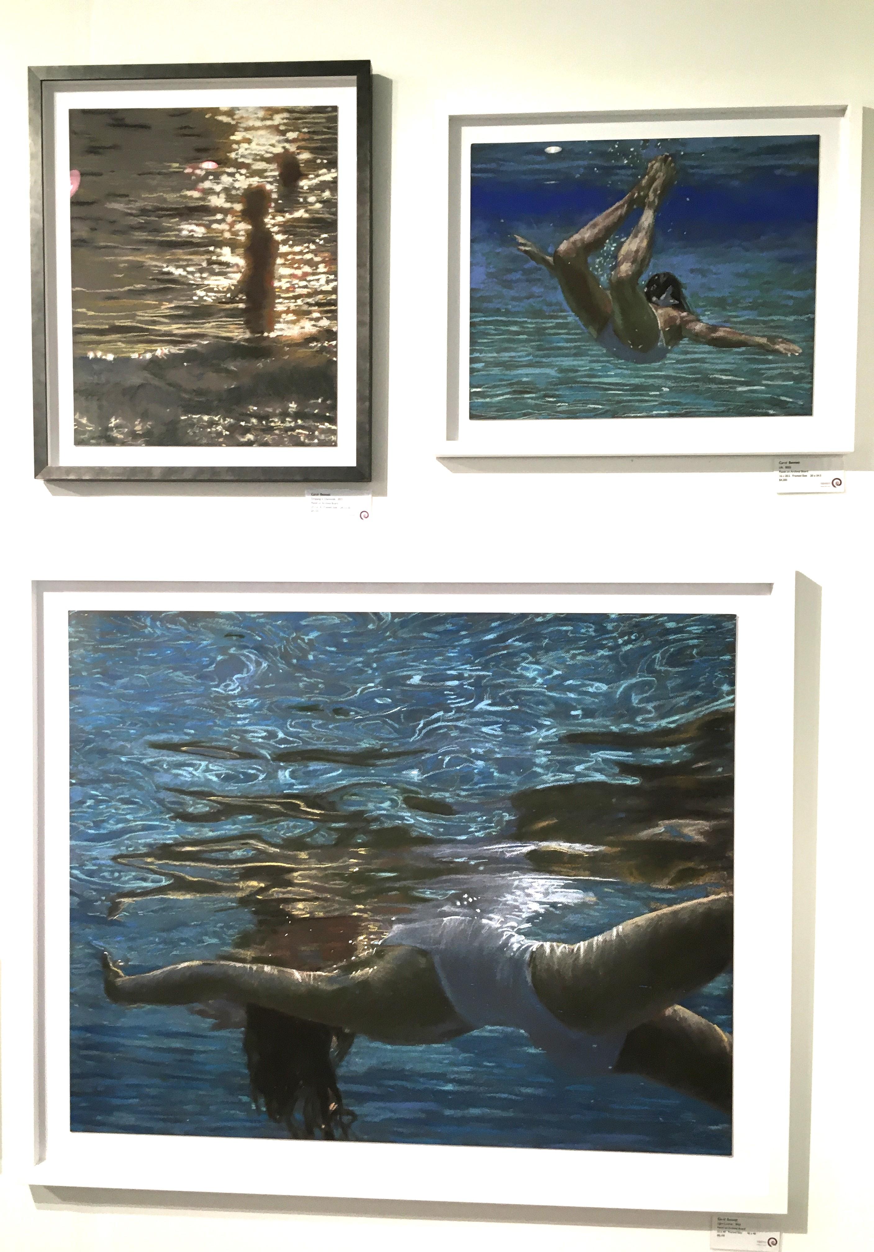 Goteando diamantes, Nadador, Agua, Obra sobre tabla, Pastel, Resplandor, Luz - Figurative Painting Gris de Carol Bennett