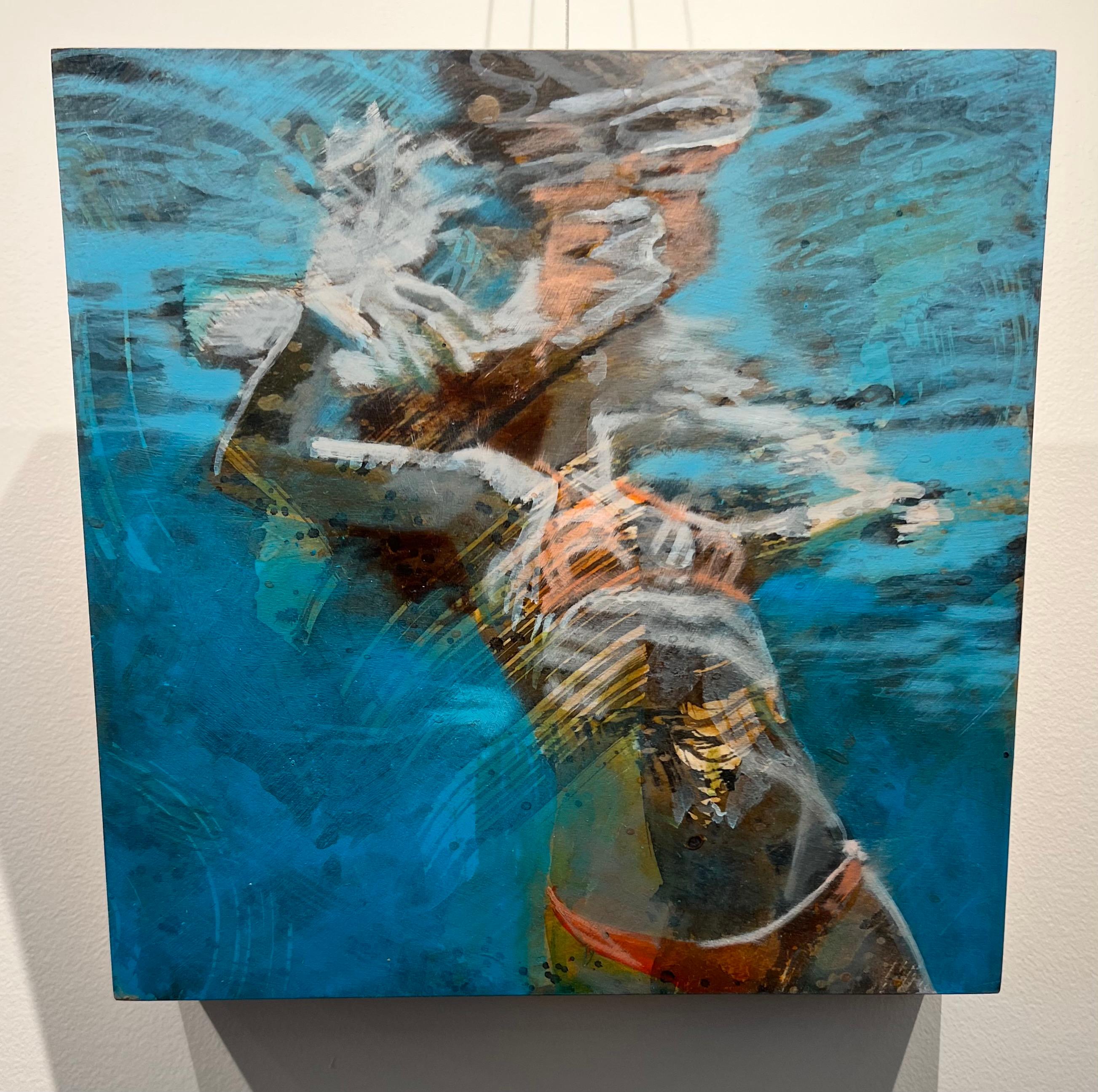 „Summer Sojourn 1“ Frau im orangefarbenen Bikini- Swimming mit Reflektionen auf Wasser – Painting von Carol Bennett