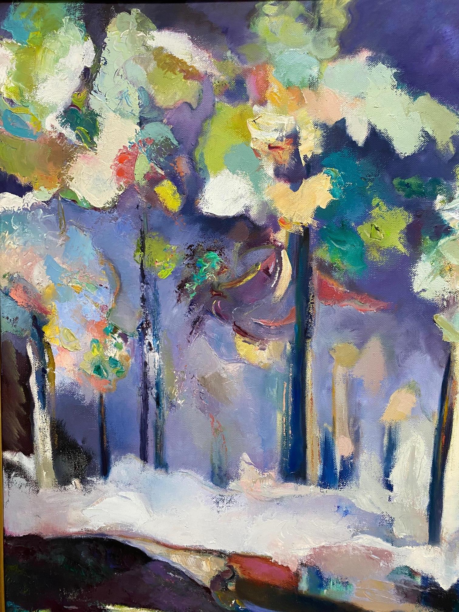 Des arbres statuaires aux couleurs luxuriantes surveillent le terrain comme une couverture de neige.  un pot-pourri d'éléments de forme libre dans un paysage expressionniste abstrait de merveilles hivernales. Les techniques de peinture modernes de