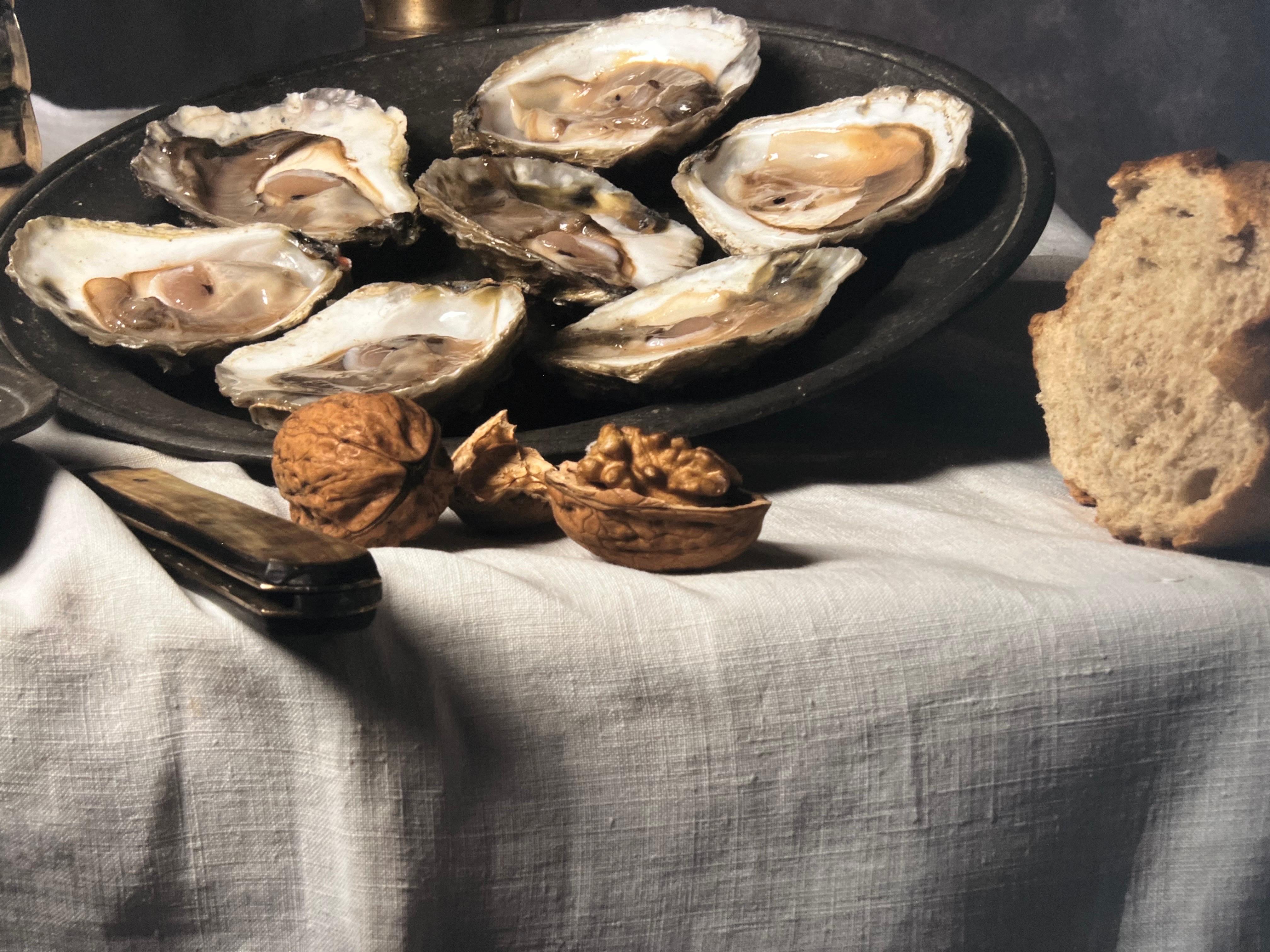 Les Huitres de Carol Descordes, photographie encadrée d'une nature morte d'huître 4