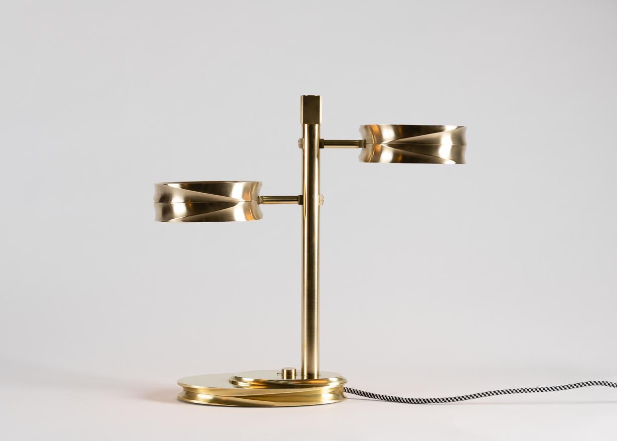 Double bubble, une nouvelle lampe de table en laiton usiné de Carol Egan, fait partie d'une ligne de mobilier qui allie technologie numérique et artisanat traditionnel de qualité.