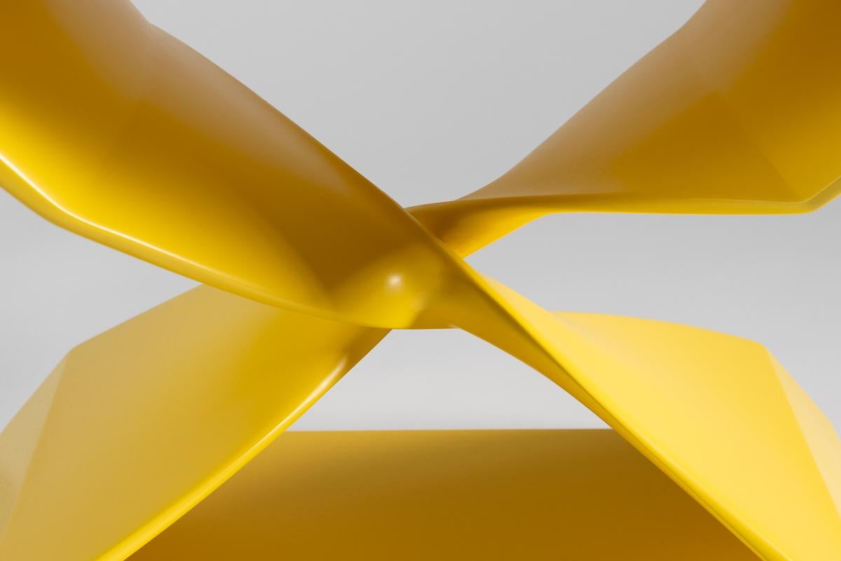 Peint Tabouret sculptural en fibre de verre jaune Carol Egan, États-Unis, 2012 en vente