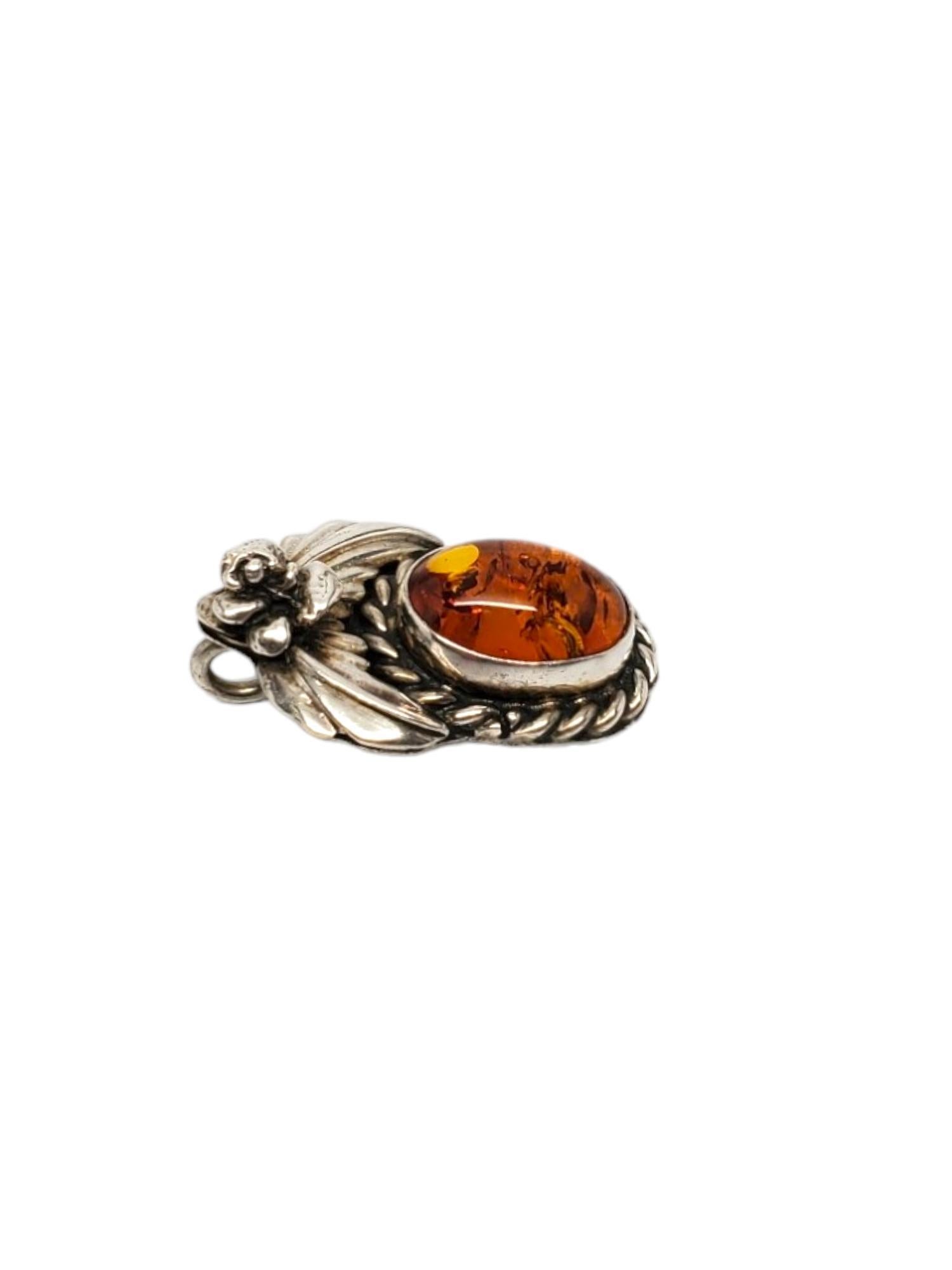Carol Felley Sterling Silver Amber Pendant-

This vintage oval amber (10.04mm x 9.45mm)  pendant by Carol Felley is meticulously set in sterling silver with flower and rope design.

Size: 1.09 in. x 0.6 in.

Stamped: F 85 Sterling

Weight: 4.0 dwt./