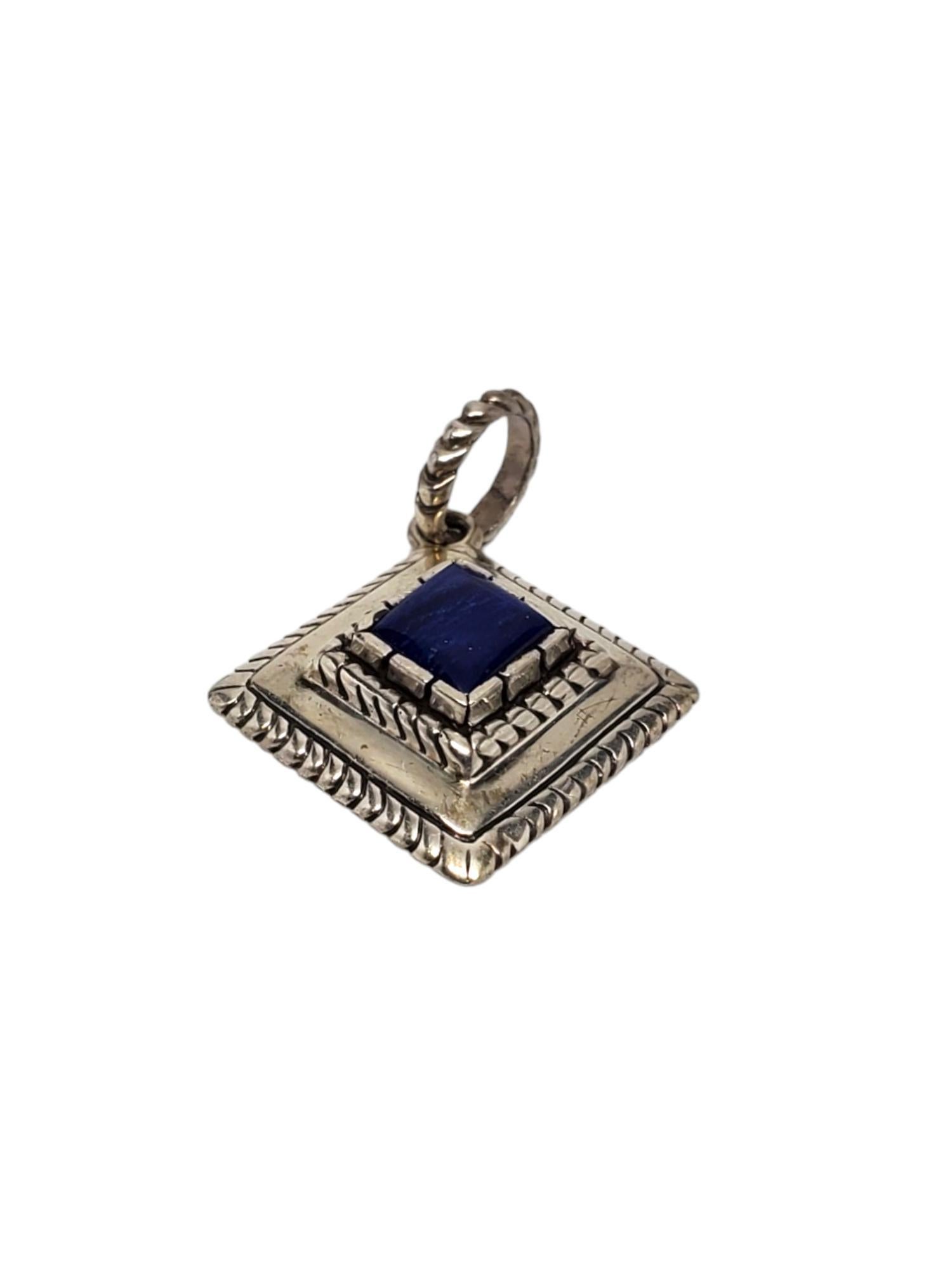 Carol Felley Ciondolo in argento sterling con lapislazzuli

Questo splendido ciondolo con lapislazzuli incastonati (7,46 mm x 7,46 mm) è incastonato nel classico argento sterling.

Dimensioni: 0,8 pollici x  0,8 pollici.

Timbrato: F 96 STER

Peso: