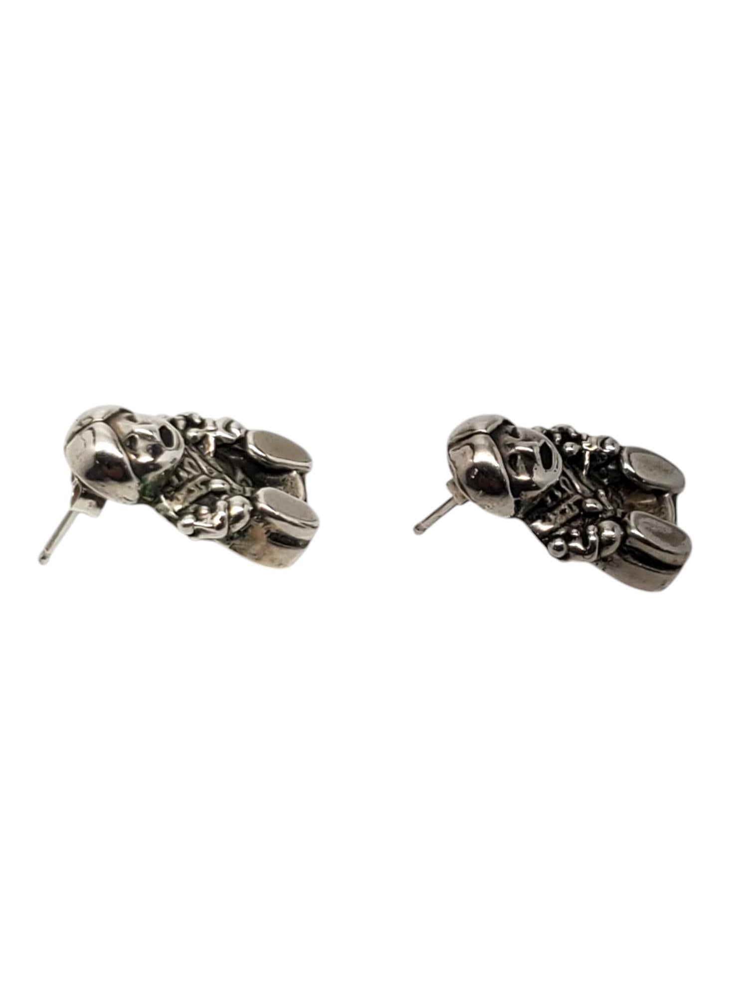 Pendientes Mujer Nativa Americana Carol Felley de plata de ley -

Estos preciosos pendientes de cuentacuentos nativos americanos muestran a personas sentadas con la boca abierta adornadas con niños pequeños en sus regazos, en plata de ley de Carol