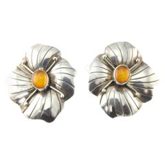 Carol Felley Ohrringe aus Sterlingsilber mit Orchidee-Blume und Bernstein