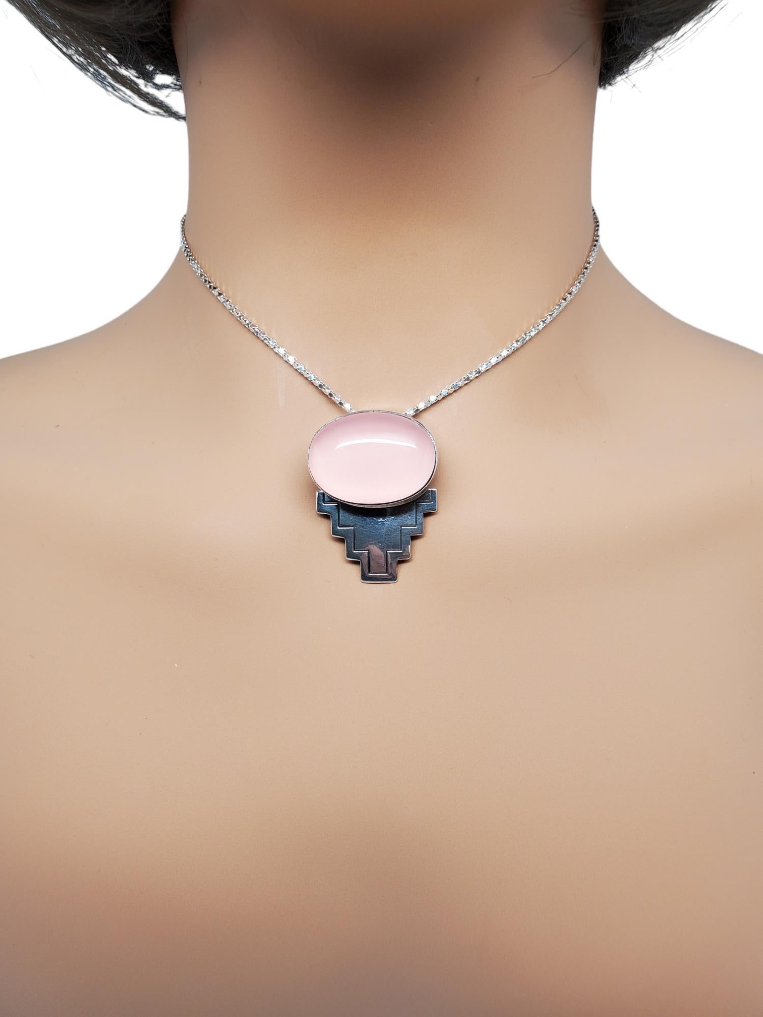 Carol Felley Sterling Silver Rose Quartz Pin/Pendant-

This vintage Carol Felley sterling silver pin/pendant features a lovely oval rose quartz cabochon 
stone (25.70x18.04).

Size 1.4 in. x  1 in. 

Stamped: F.88 Sterling  

Weight: 8.1 dwt./ 12.6