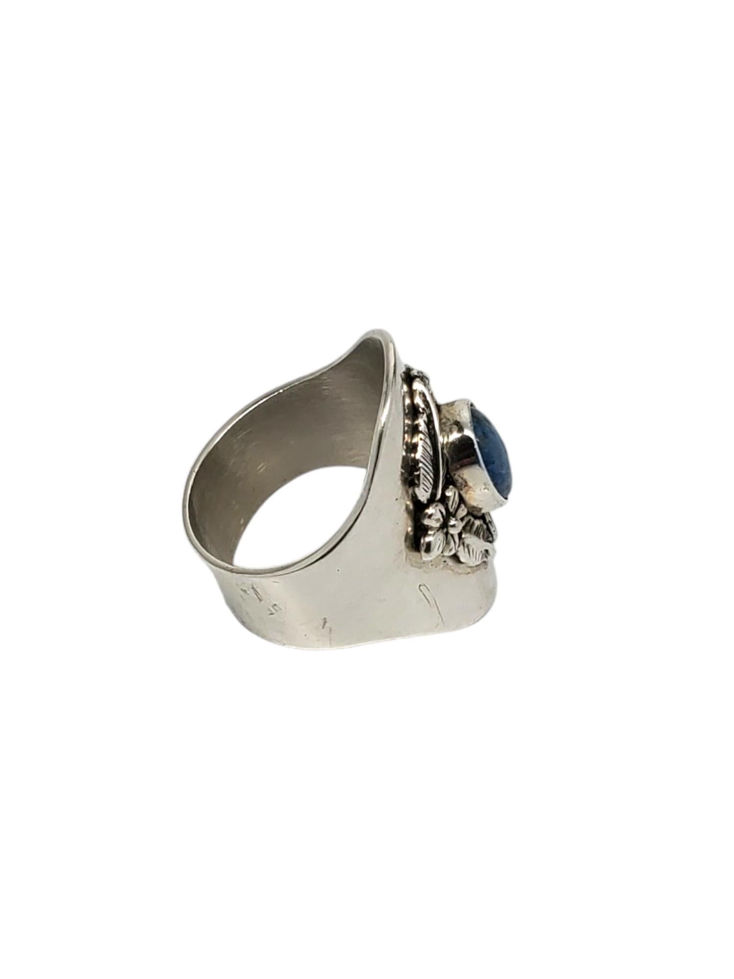 Carol Felley Sterling Silver Turquoise Flower Ring Size 10

This vintage sterling silver ring with flower and feather design is crafted by Carol Felley and features a turquoise gemstone (9.20mm x 6.77mm).

Width: 1.08 in.

Shank: 0.36 in.

Size: