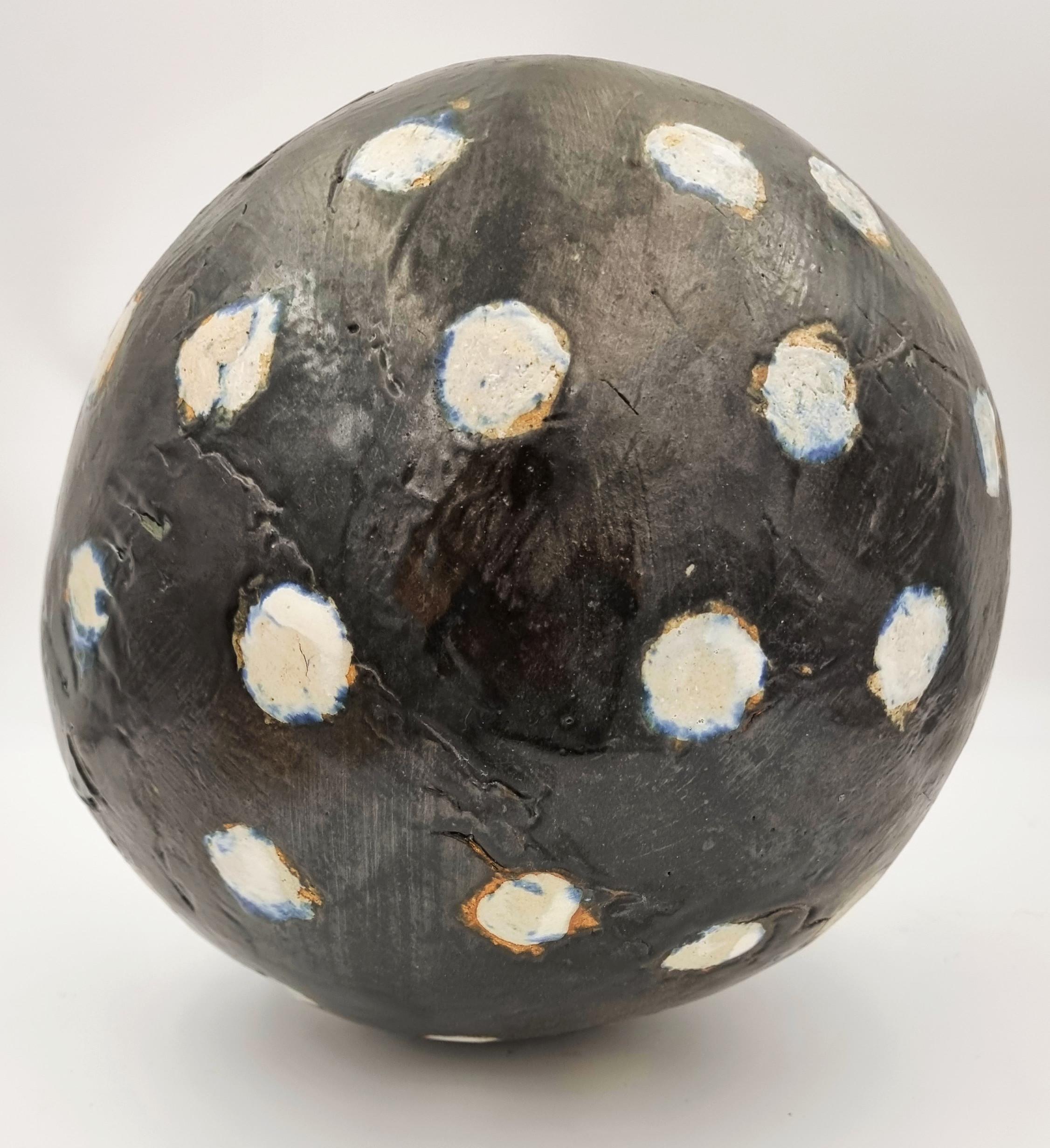 Sphère sans titre (noir, blanc) - Moderne Sculpture par Carol Fleming