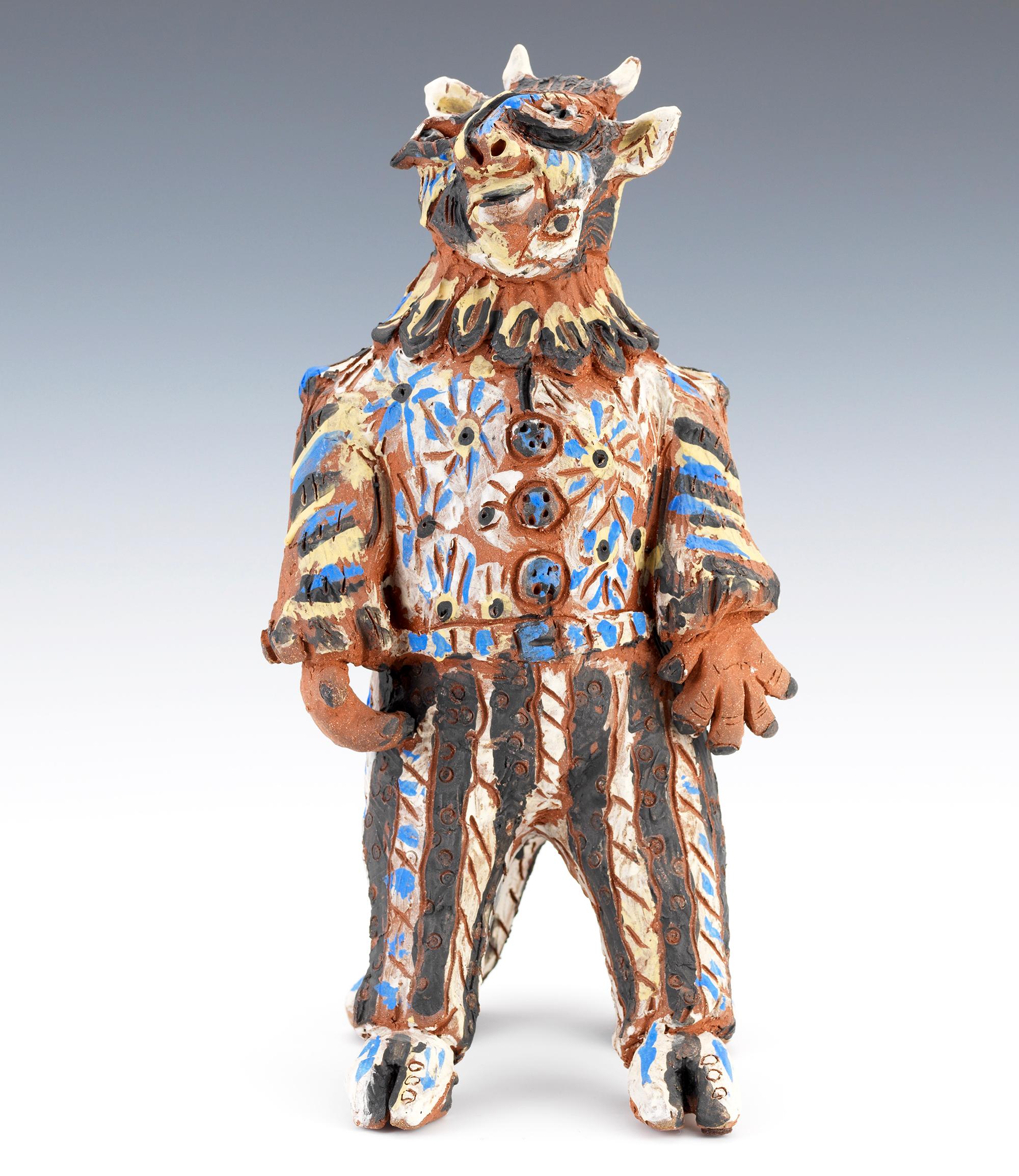 Sculpture contemporaine de type Minotaure Picasso créée par Carol Gentithes de Seagrove, en Caroline du Nord. La sculpture mi-homme, mi-taureau a deux visages et une queue en forme de tête de serpent... La sculpture mesure 14