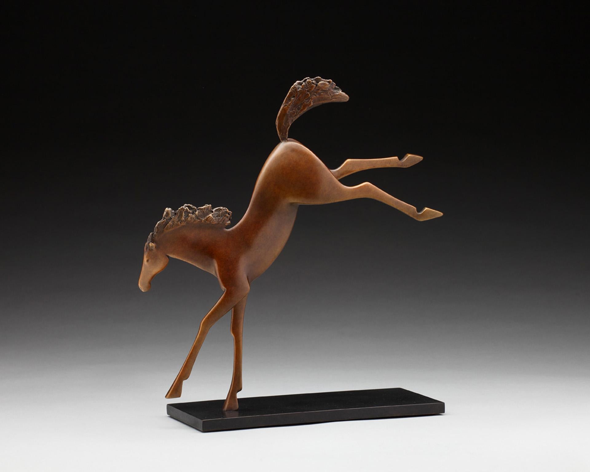 Pferdespielzeug – Sculpture von Carol Gold