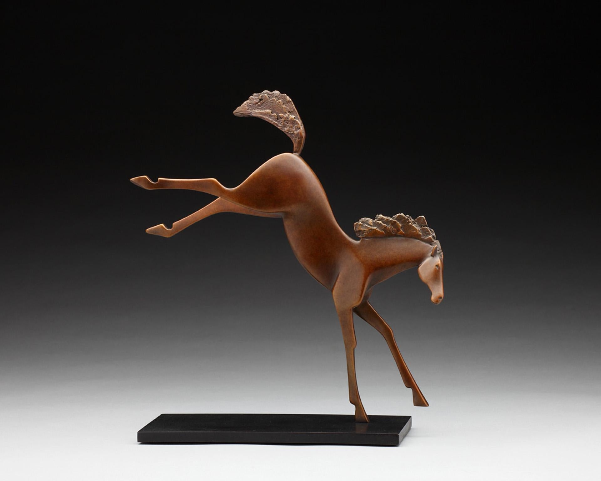 Carol Gold Figurative Sculpture – Pferdespielzeug