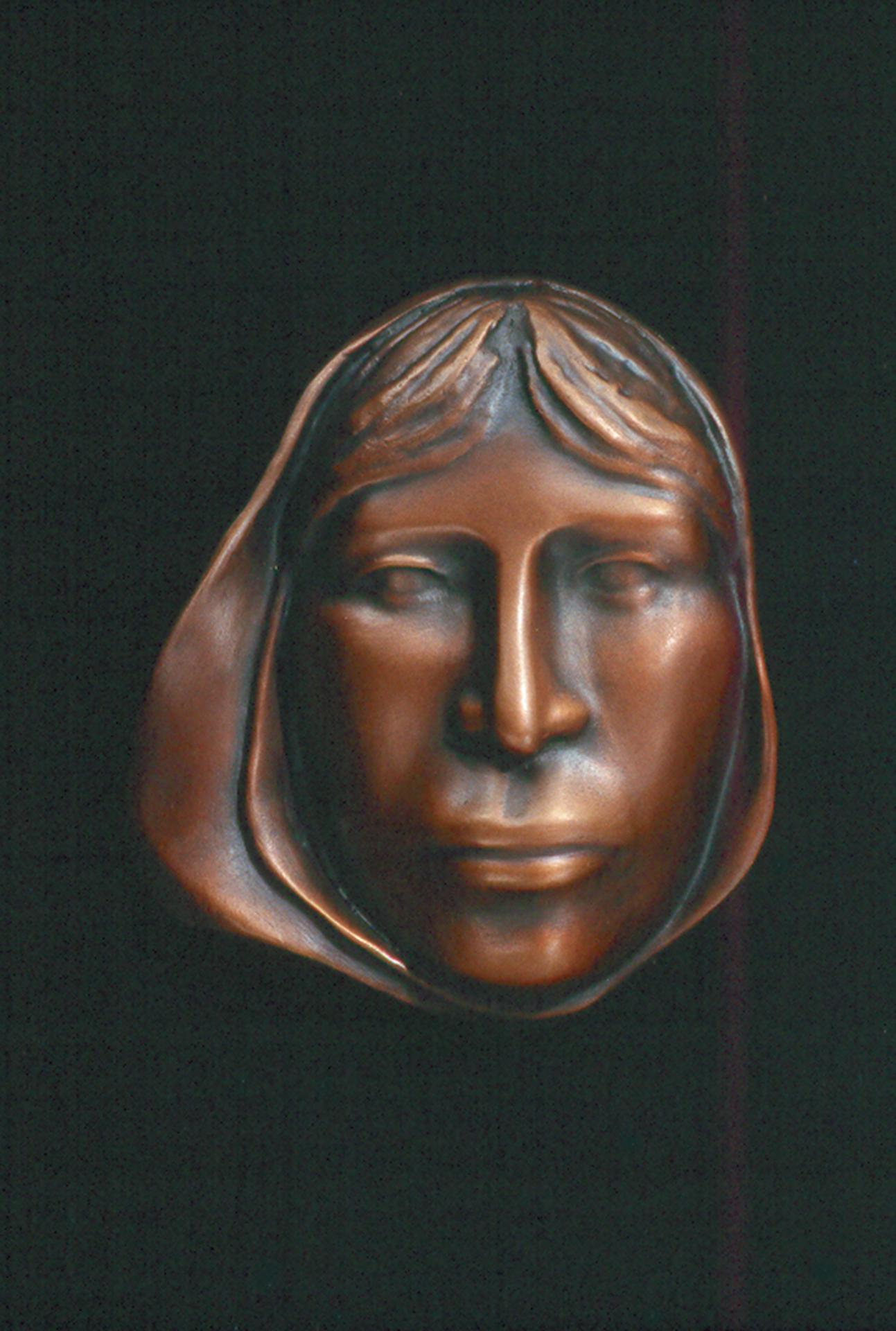 Mujer - Sculpture by Carol Gold