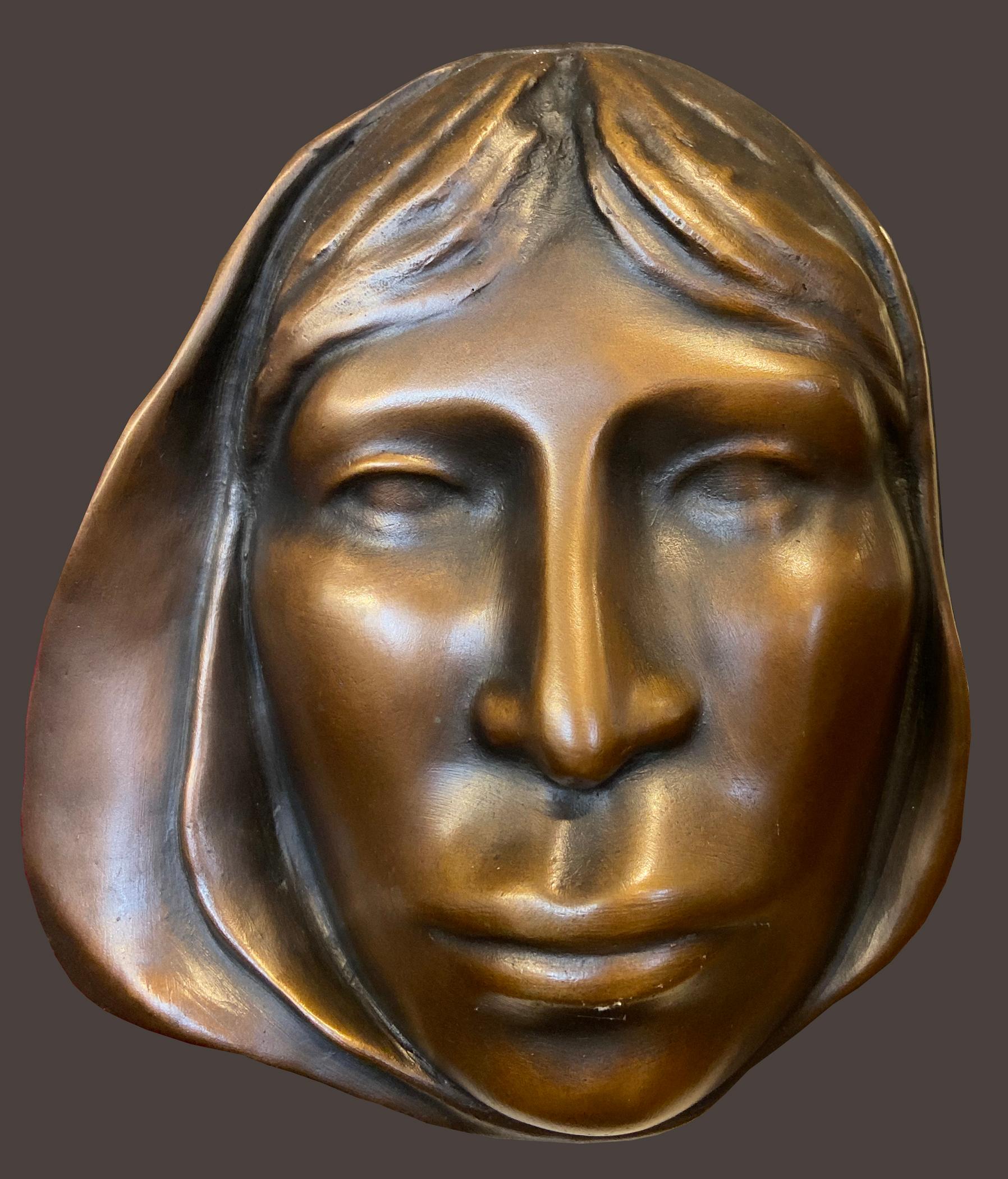 Carol Gold Figurative Sculpture - Mujer