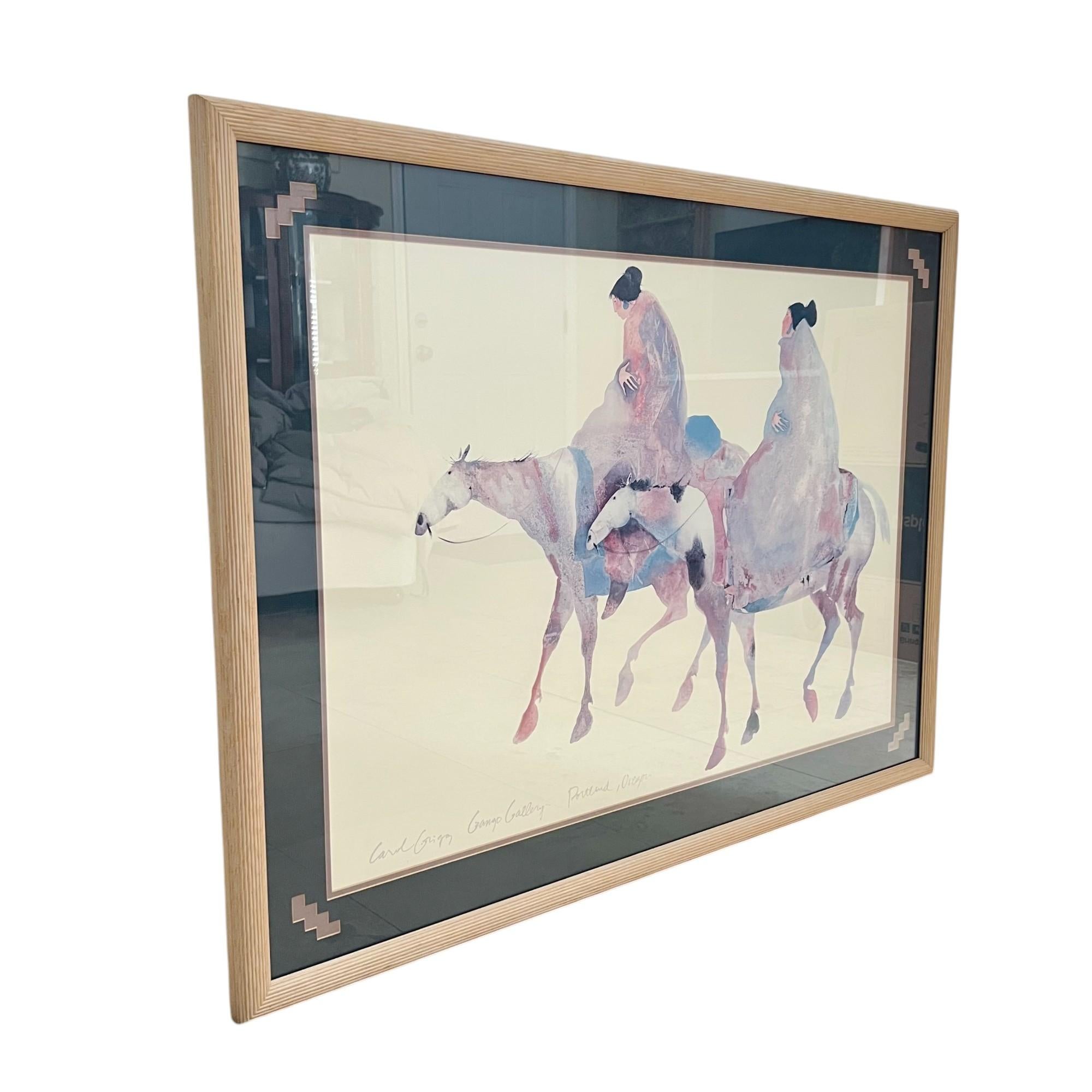 The Guardians von Carol Grigg, Aquarelllithografie um 1985, zeigt zwei reitende Indianerinnen in Pastelltönen auf cremefarbenem Papier. Doppeltes Passepartout mit ausgeschnittenen Eckdetails und gerahmt in kanalisiertem blondem Holz mit Schutzglas.