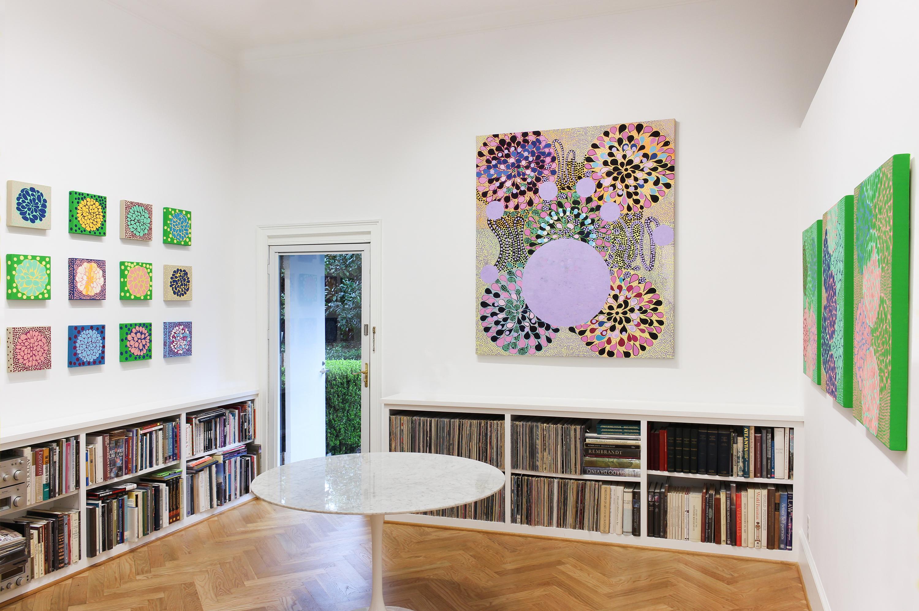 Questo piccolo dipinto a olio presenta tonalità di rosa, giallo, blu e bianco.

L'artista Carol Johns, che vive ad Athens, in Georgia, ha conseguito un BFA presso la School of Visual Arts di New York nel 1986. Per quattro decenni ha praticato uno