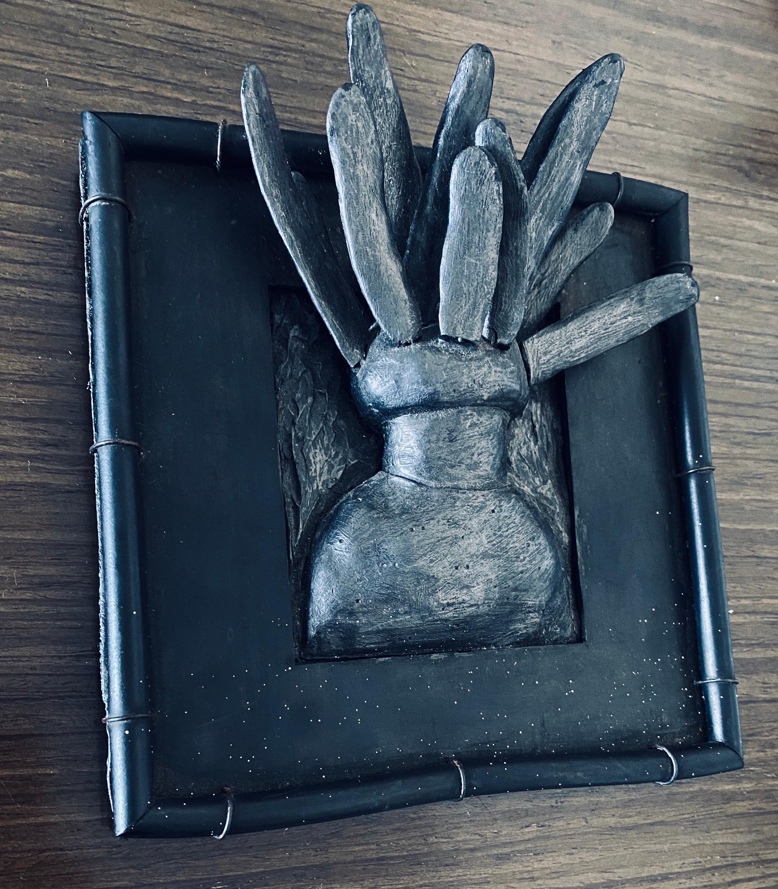 Il s'agit d'une sculpture murale représentant une forme abstraite et saillante d'appendice organique. Ils se présentent sous la forme d'une faune et d'une flore fantastiques surréalistes. Elle est issue de sa série 1990-1995 intitulée tondos &