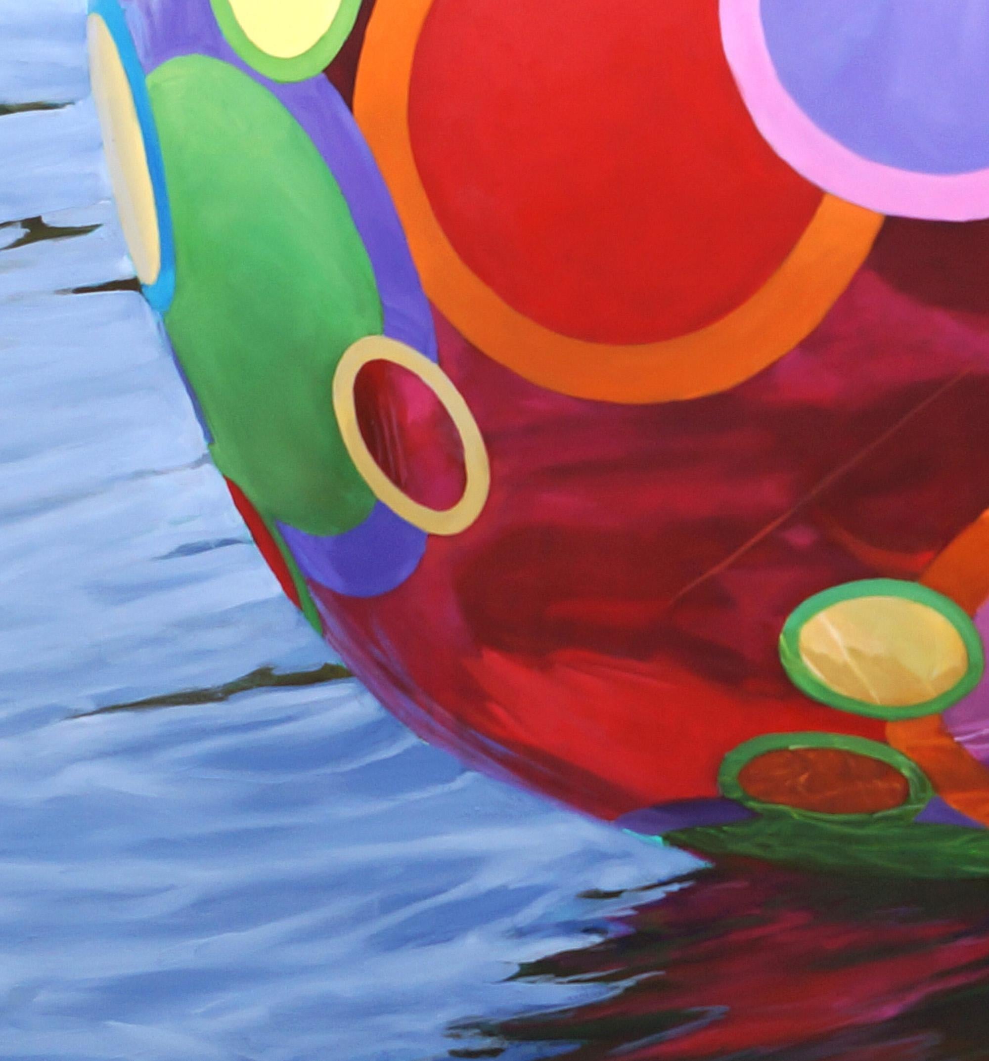 « Ruby Reflections », peinture réaliste d'une boule de plage sur eau - Réalisme Painting par Carol O'Malia