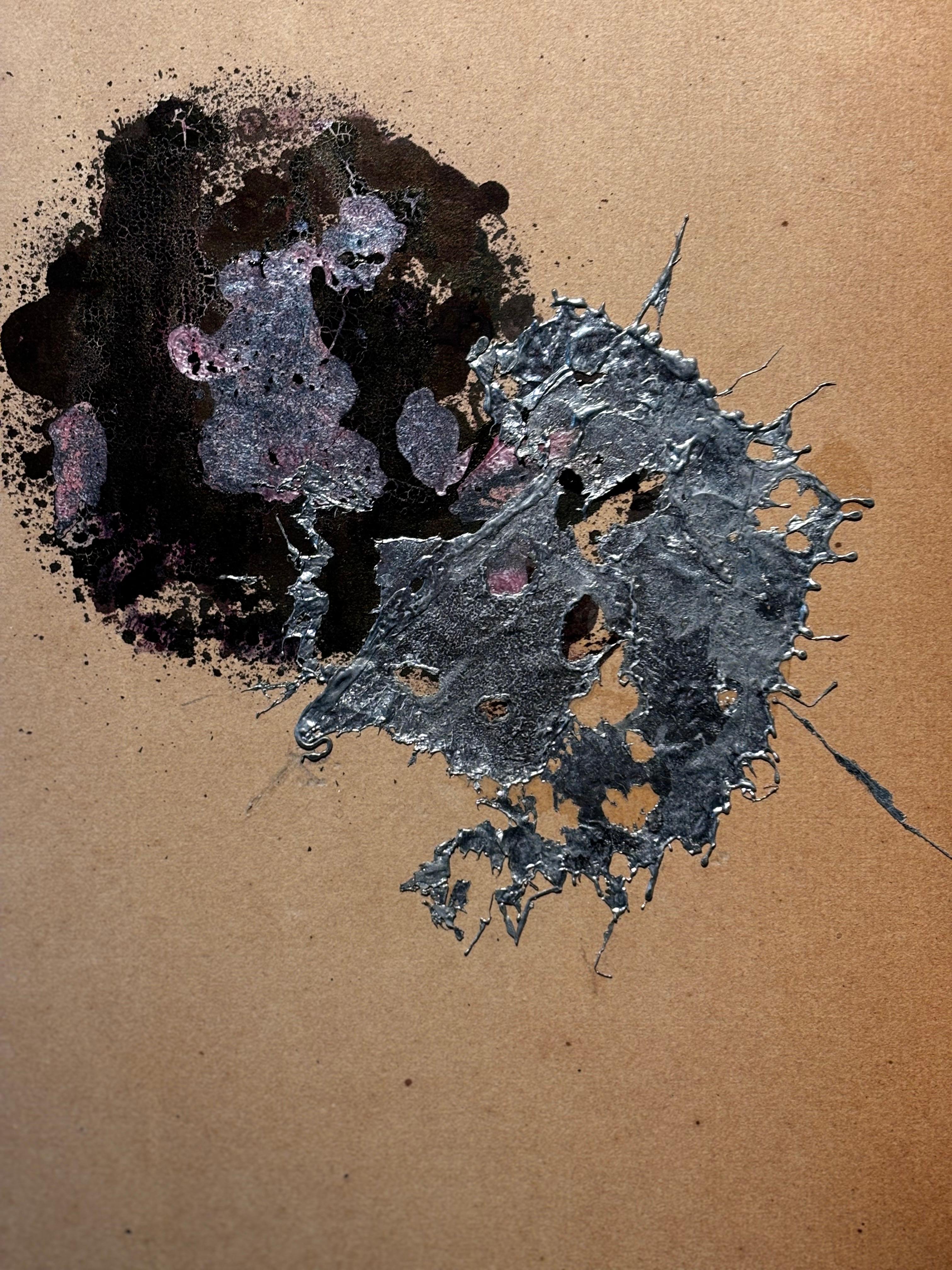 Opera raffinata di Carol Rama della serie Bricolage 1964
Opera su carta applicata su tavola di legno
Inchiostro a guazzo metallo fuso forse stagno
colori viola, prugna, rosa e argento
1966
archivio Carol Rama
Mostra
Pistoia Italia: Musei Civici