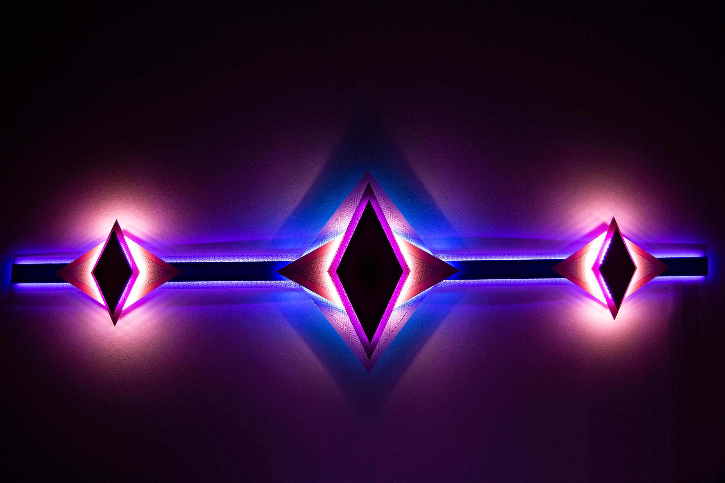 Carol Salmanson, Double Diamonds, 2018, LED, Plexiglas, Gelen, schillernde Farbe