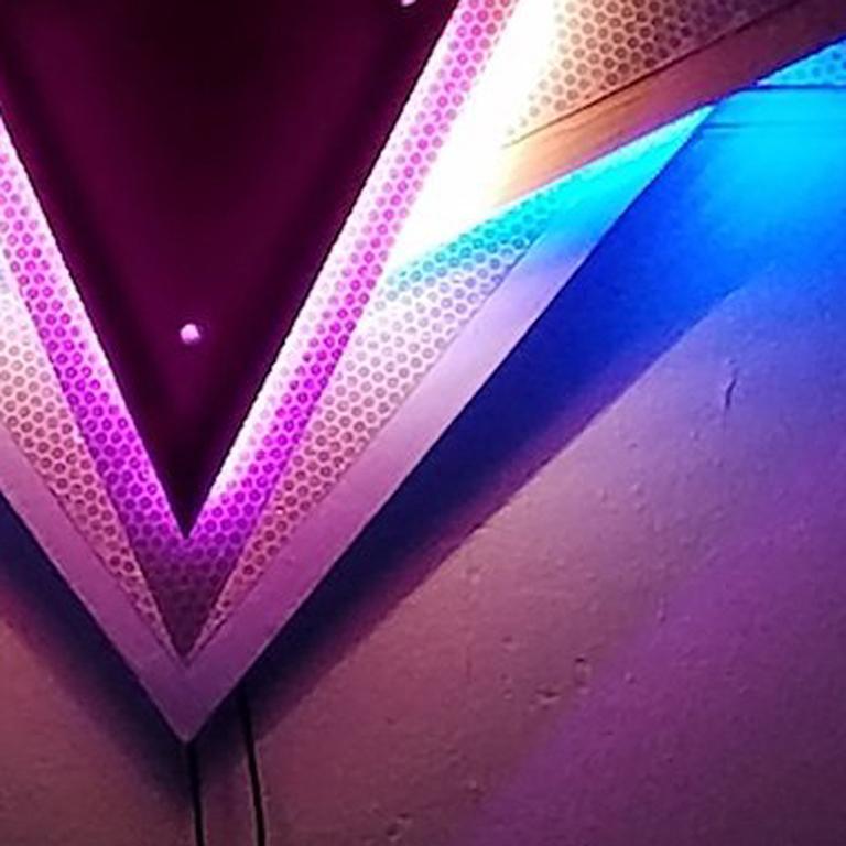 Carol Salmanson, Double Diamonds, 2018, LED, Plexiglas, Gläser, schillernde Farbe im Angebot 6
